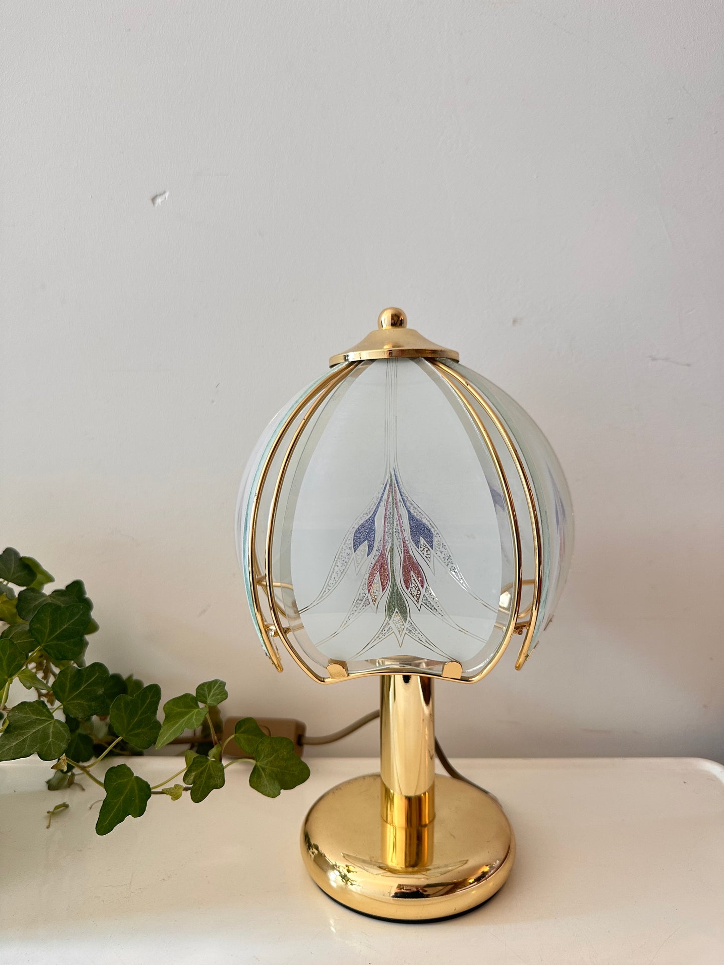 Tafellamp met glas en messing look