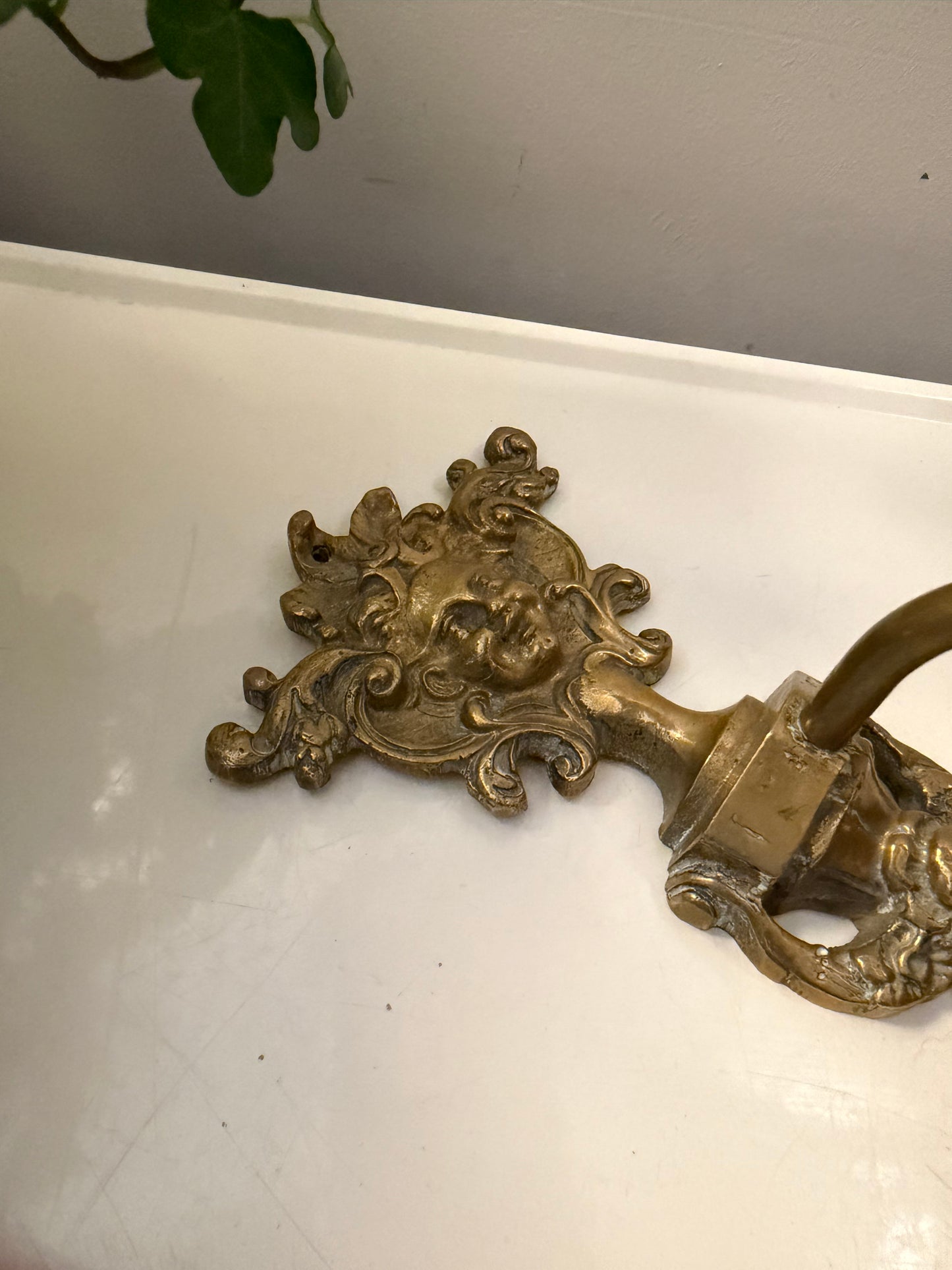 Messing wandkandelaar met ornament