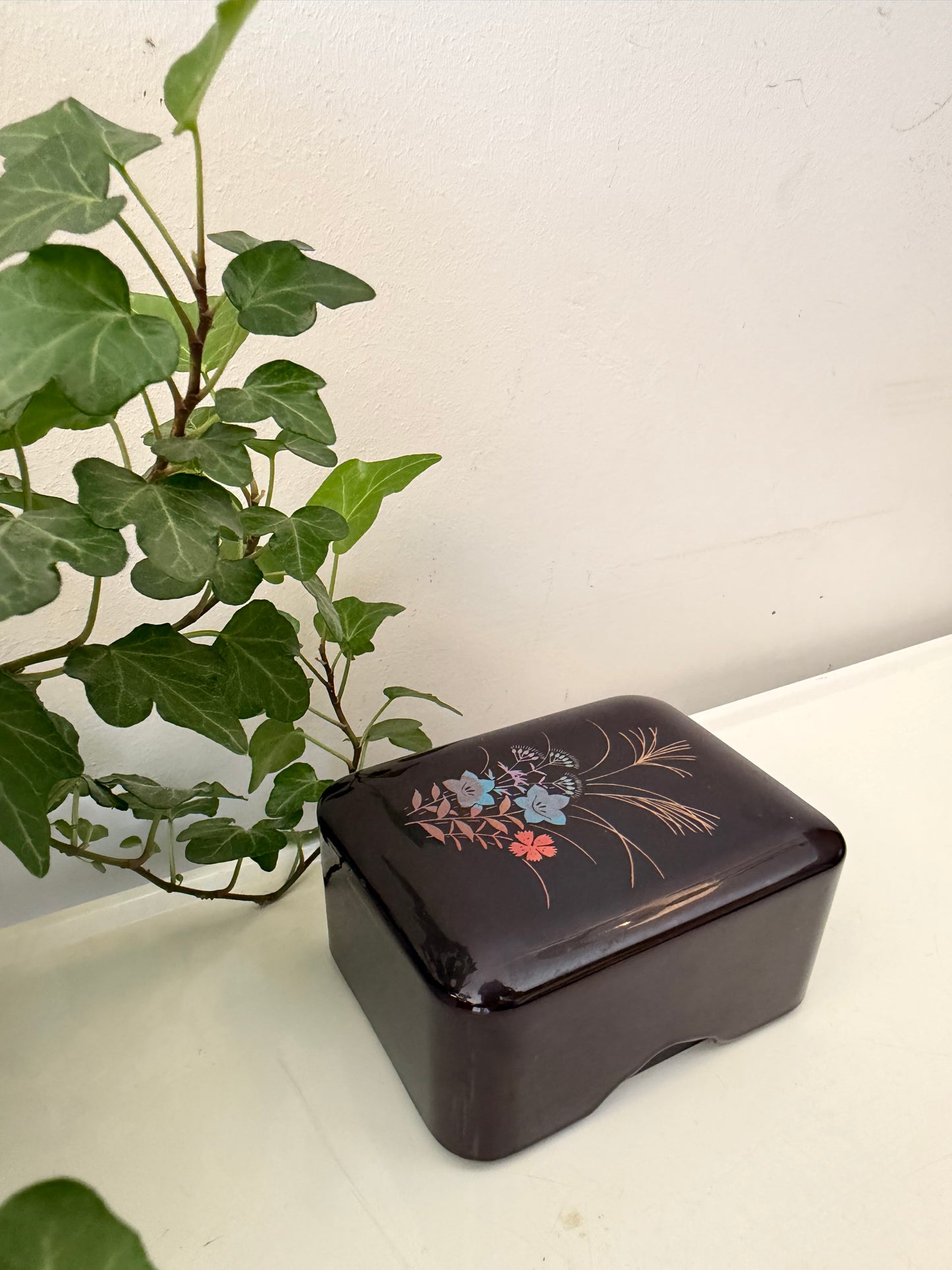 Zwart bewaardoosje met bloemmotief