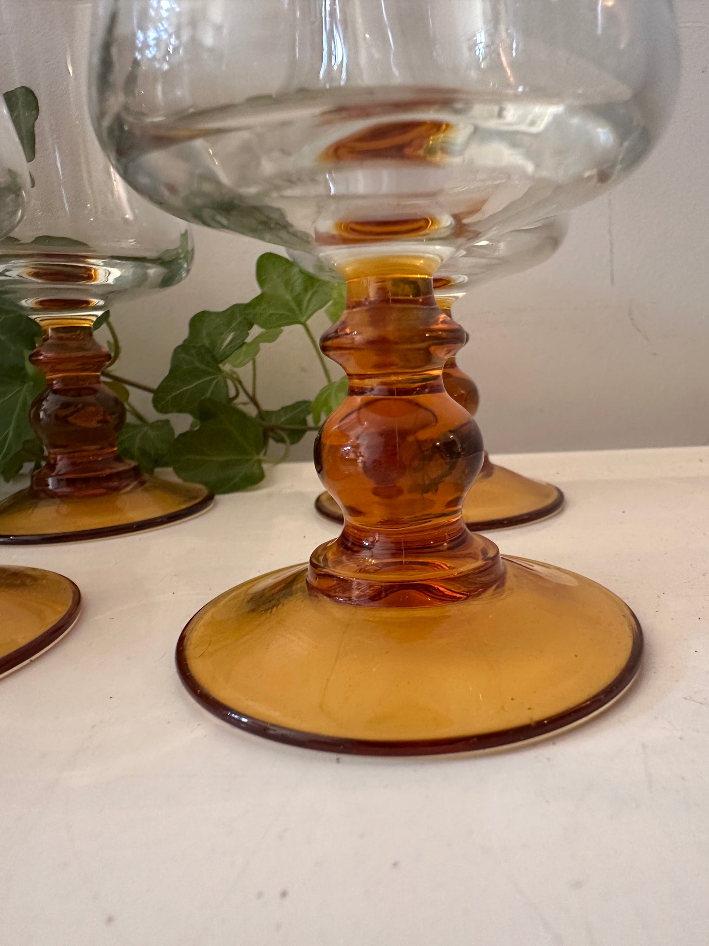 Set van 4 wijnglazen jaren 70 amberkleurige voet