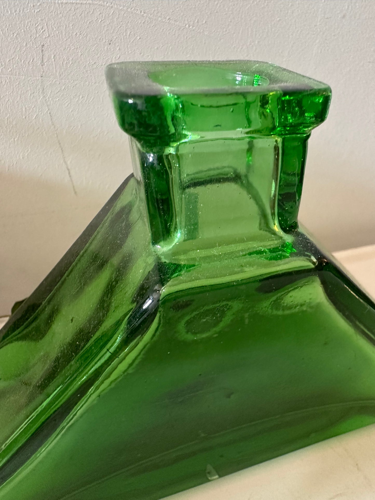 Groene vaasje in driehoek vorm