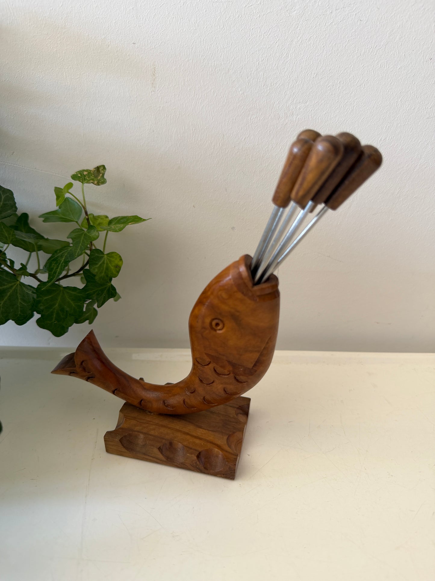 Jaren 70 cocktail prikkers in houder van hout