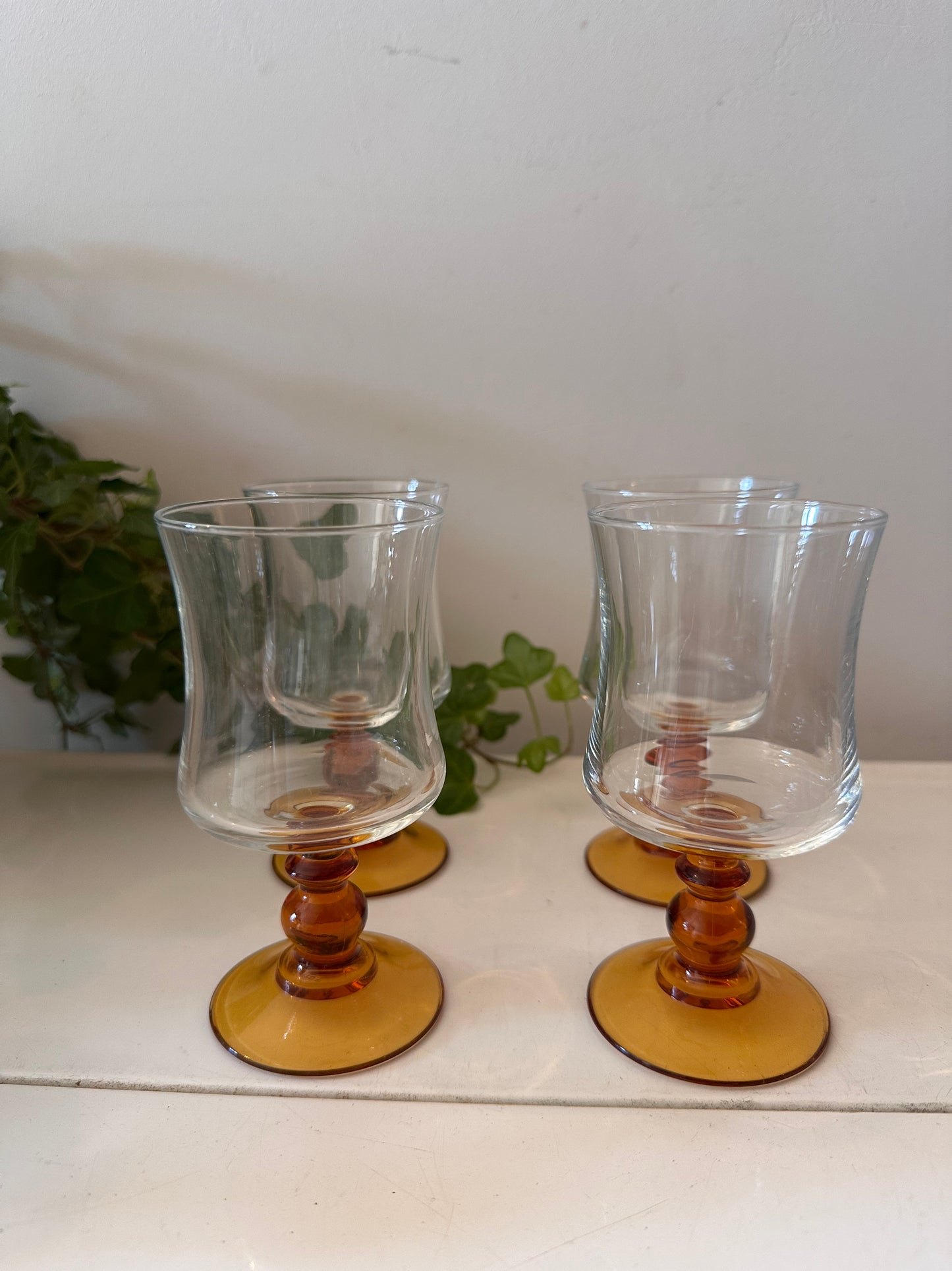 Set van 4 wijnglazen jaren 70 amberkleurige voet