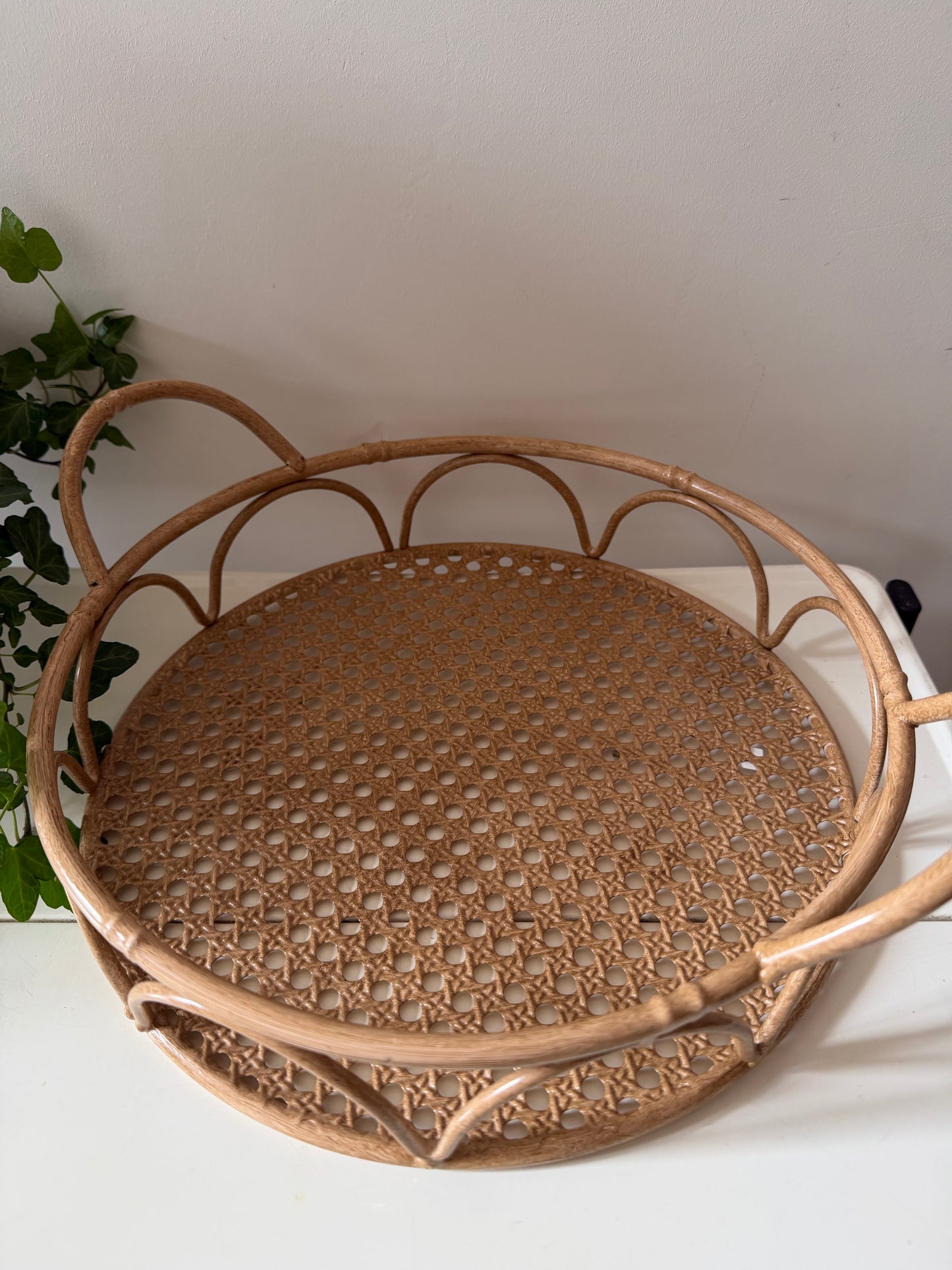 Rond metalen dienblad met rotan look