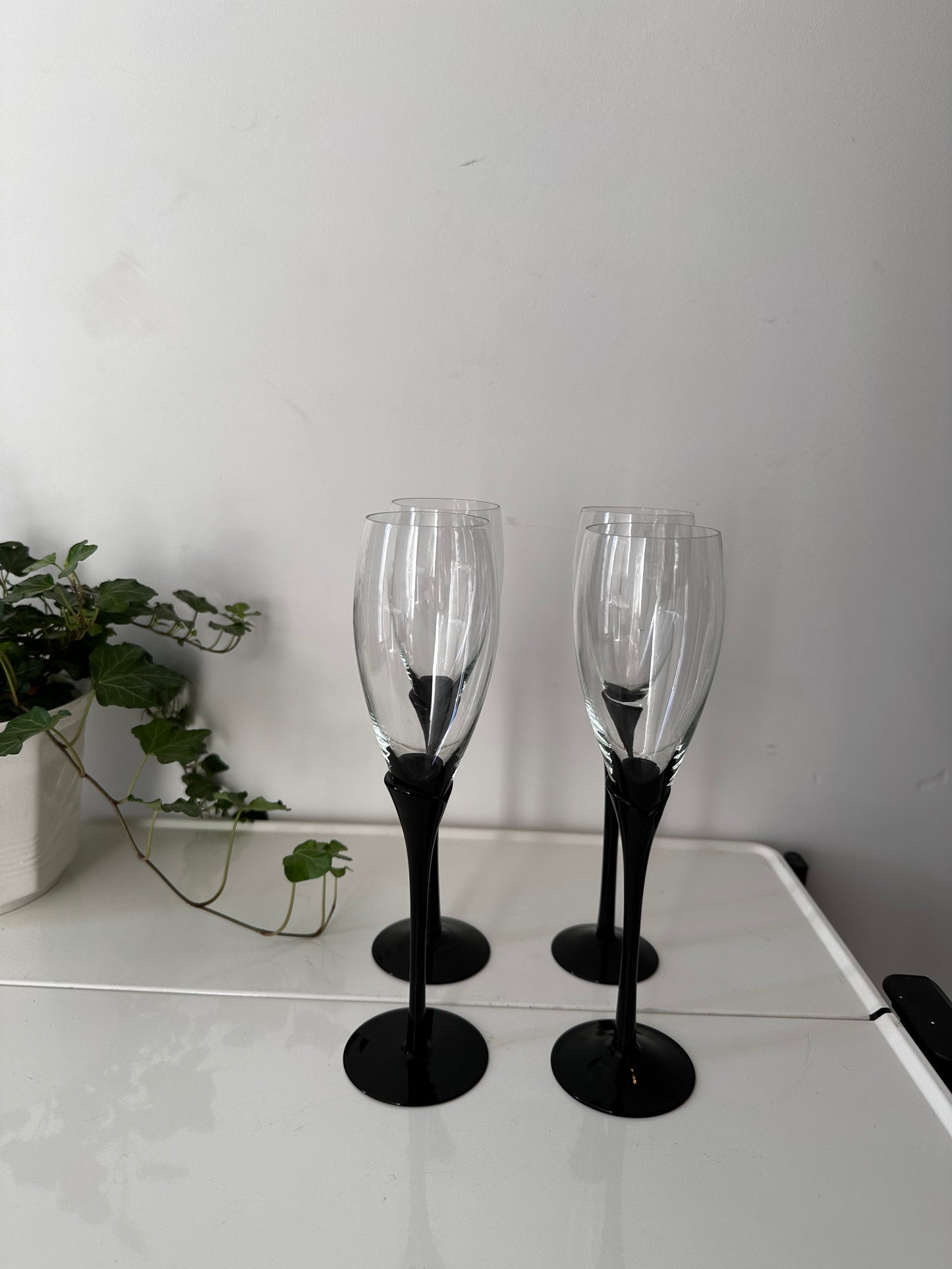 Set van 4 champagne glazen op zwarte voet