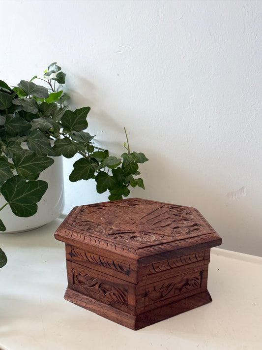 Zeskantig houten bewaardoosje