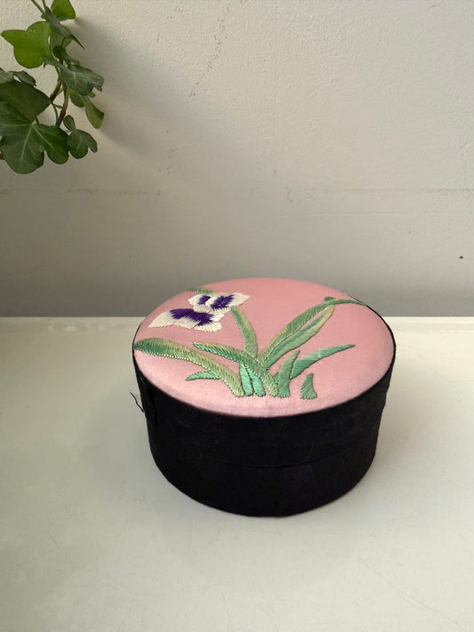 Bewaardoosje met geborduurde deksel