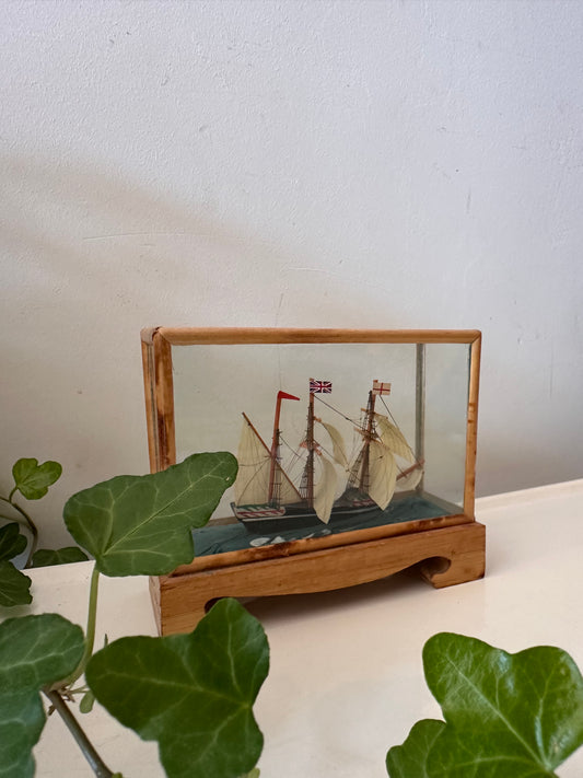Miniatuur scheepje in glazen vitrine