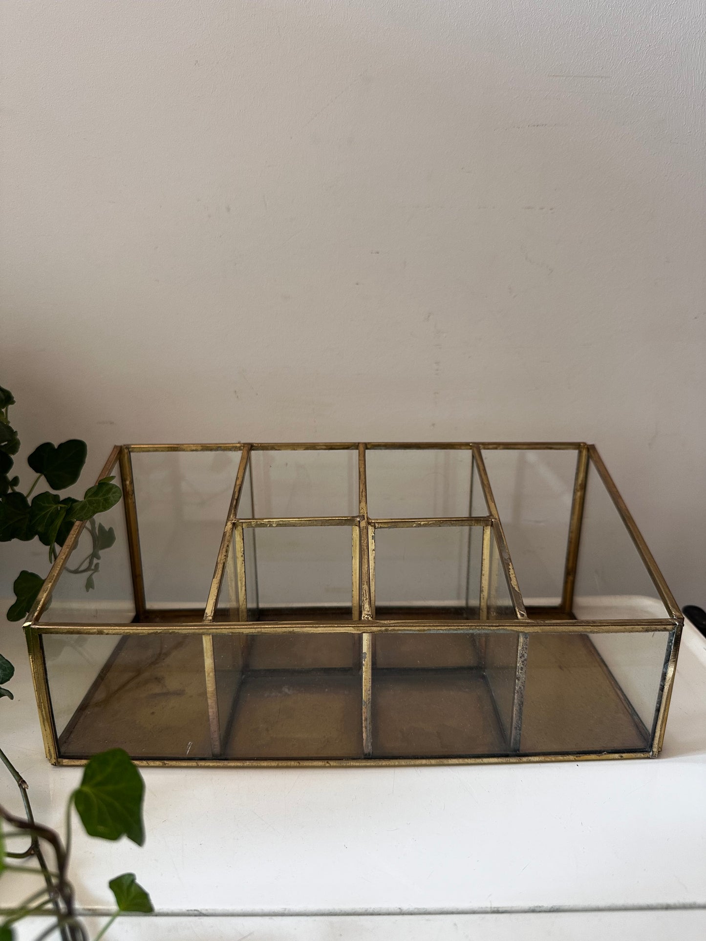 Glazen vakkenhouder met messing rand