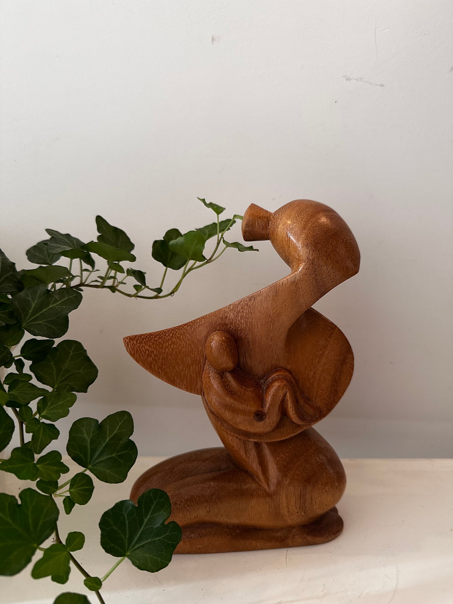 Midcentury houten beeldje moeder met kind