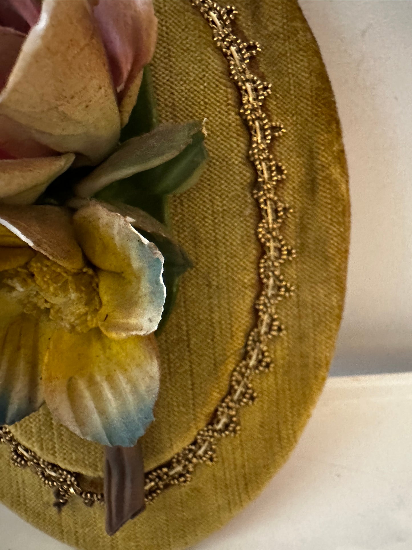 Wanddecoratie met keramieken bloem