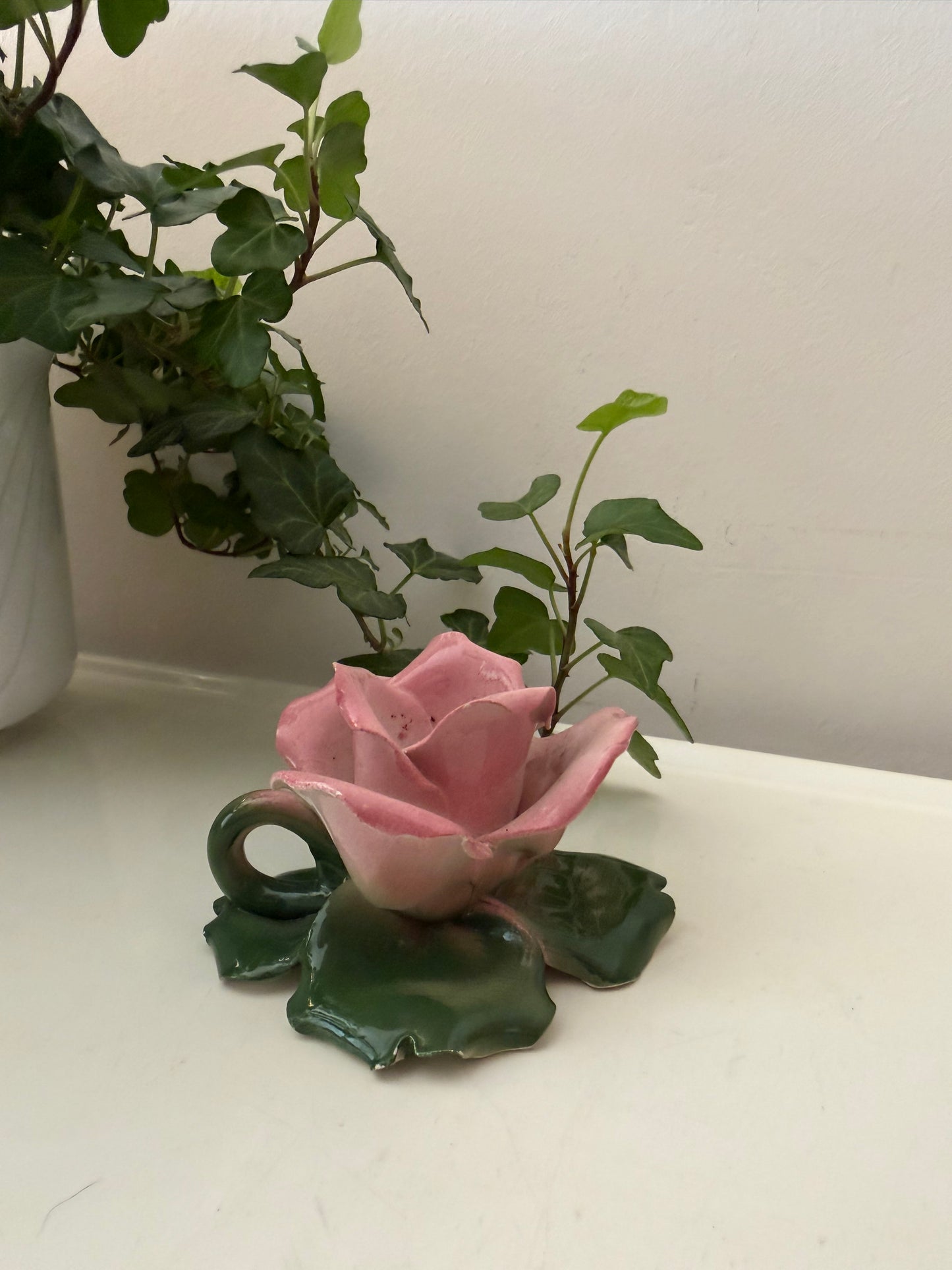 Kandelaar in de vorm van een roze roos