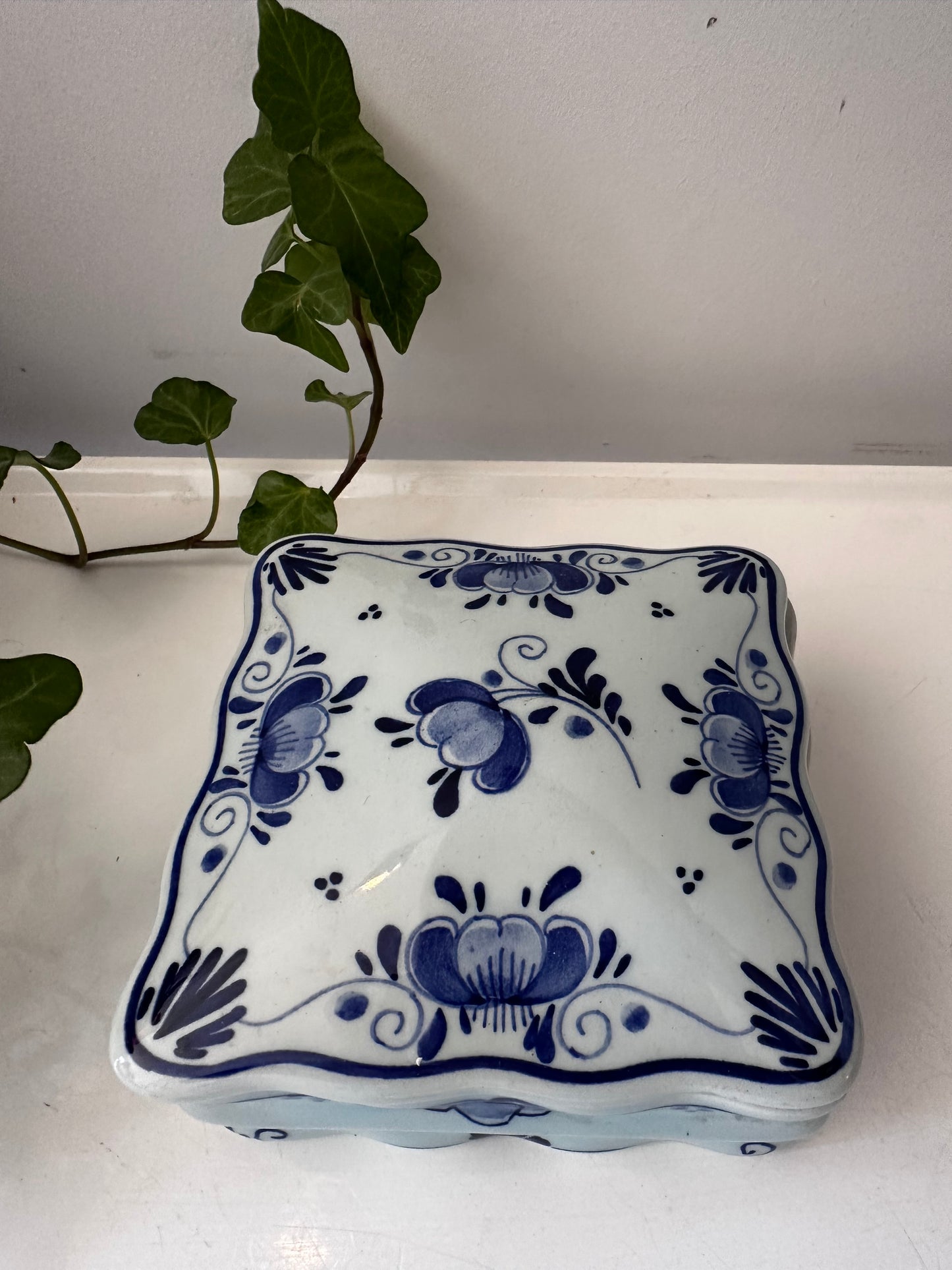 Delft blauw porseleinen doosje gemerkt