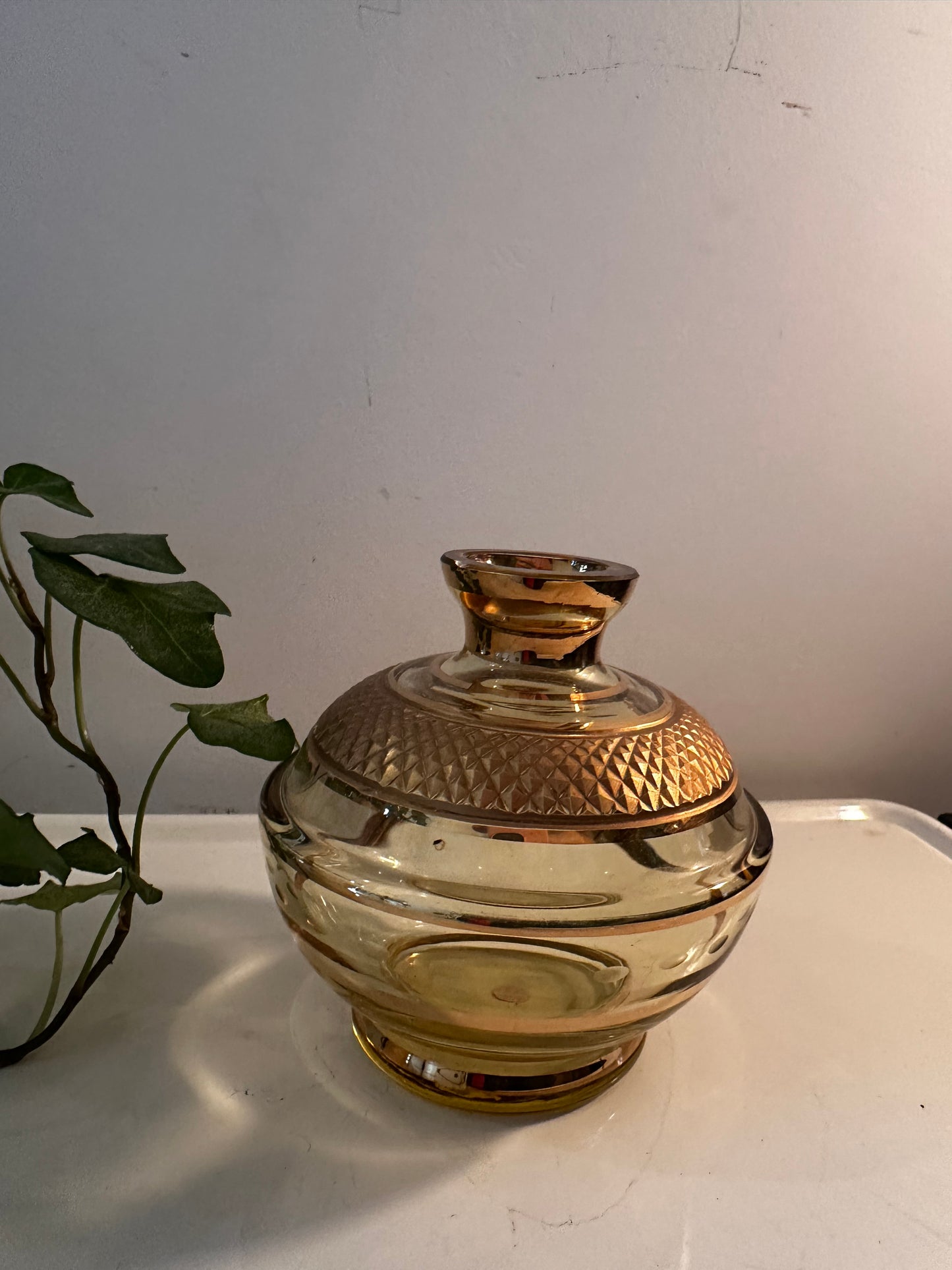 Vintage glazen vaasje met goudkleurig design