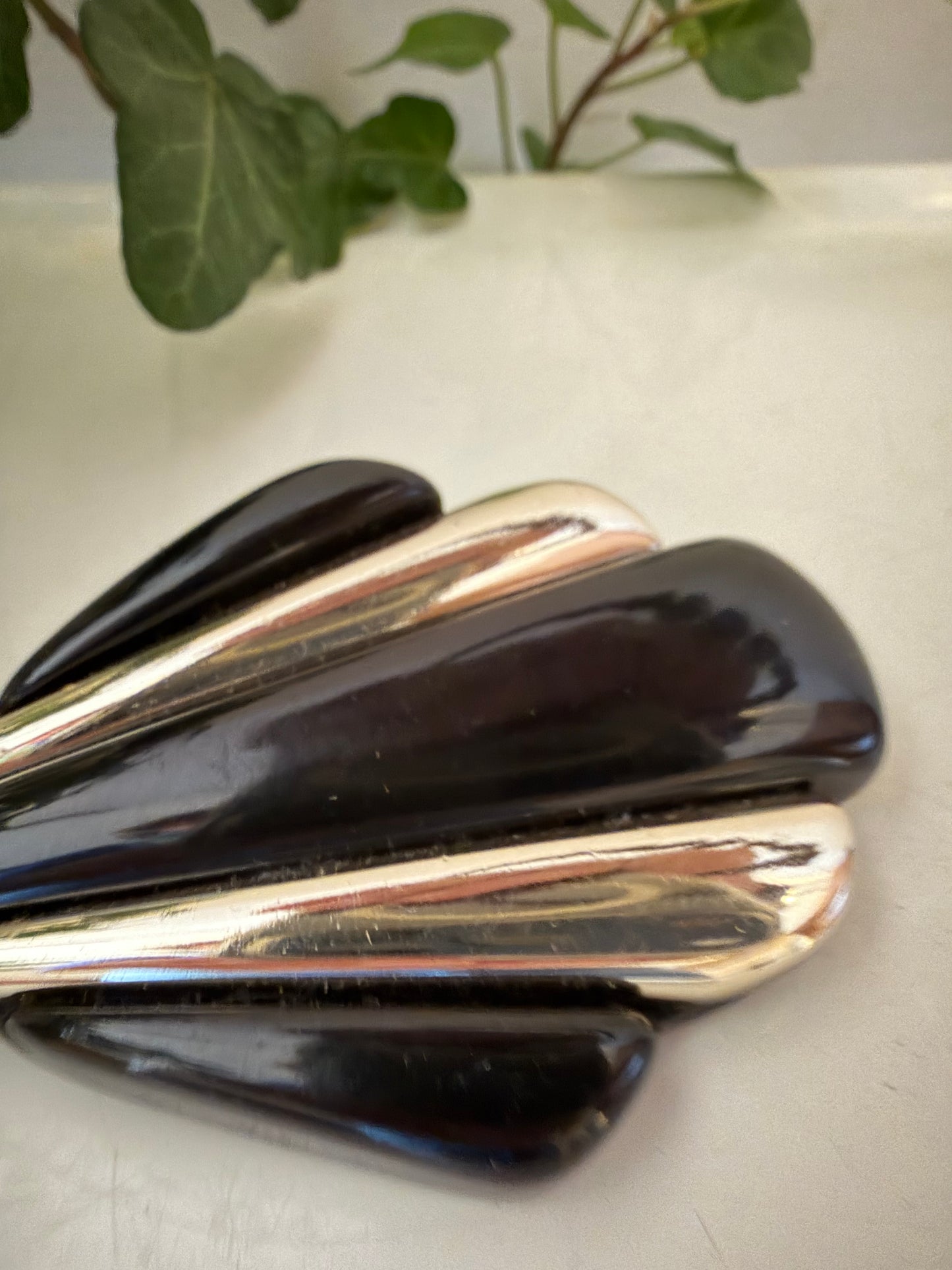 Zwart met zilver kleurige broche