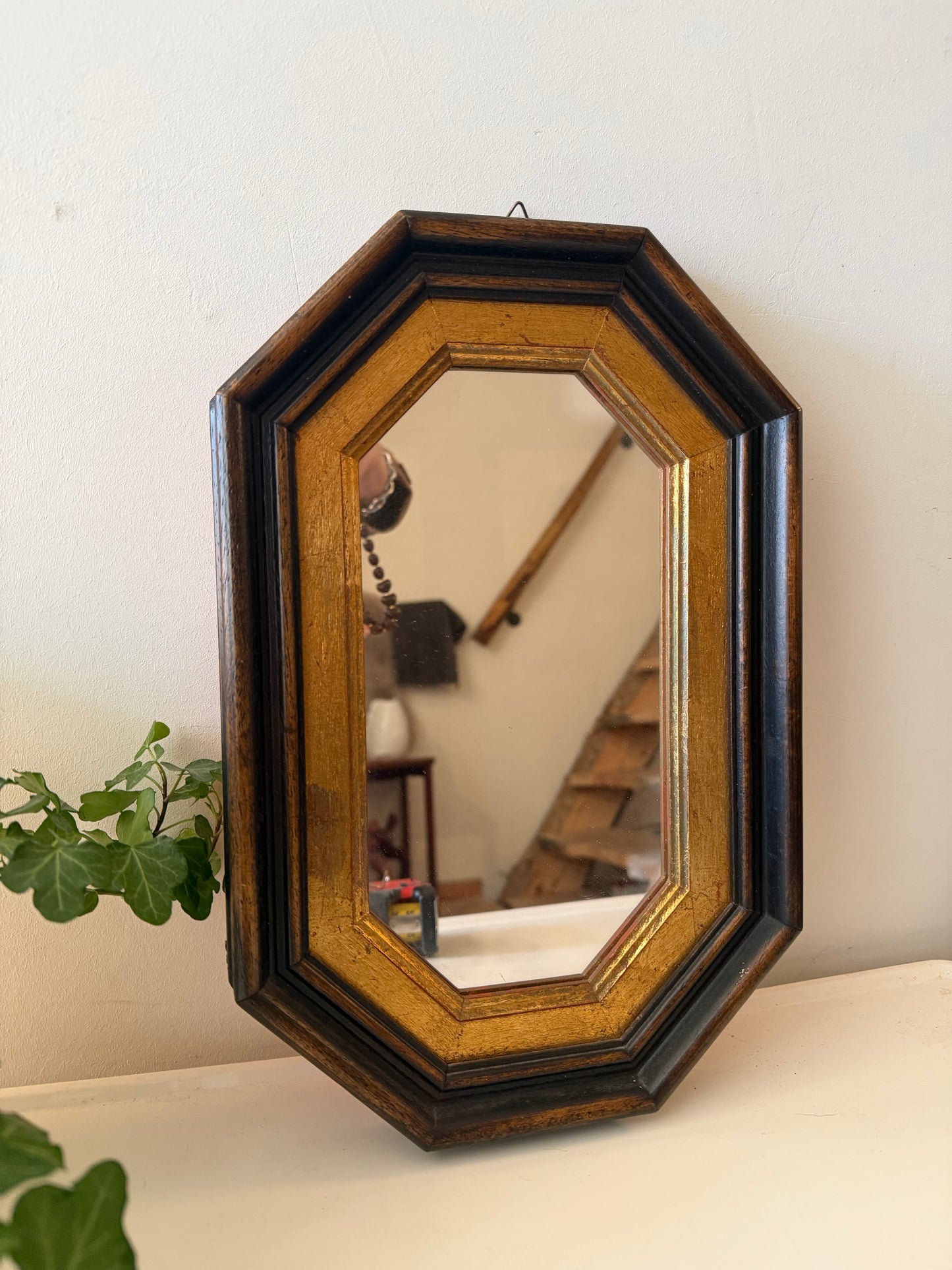 Wandspiegel met acht kantige houten frame