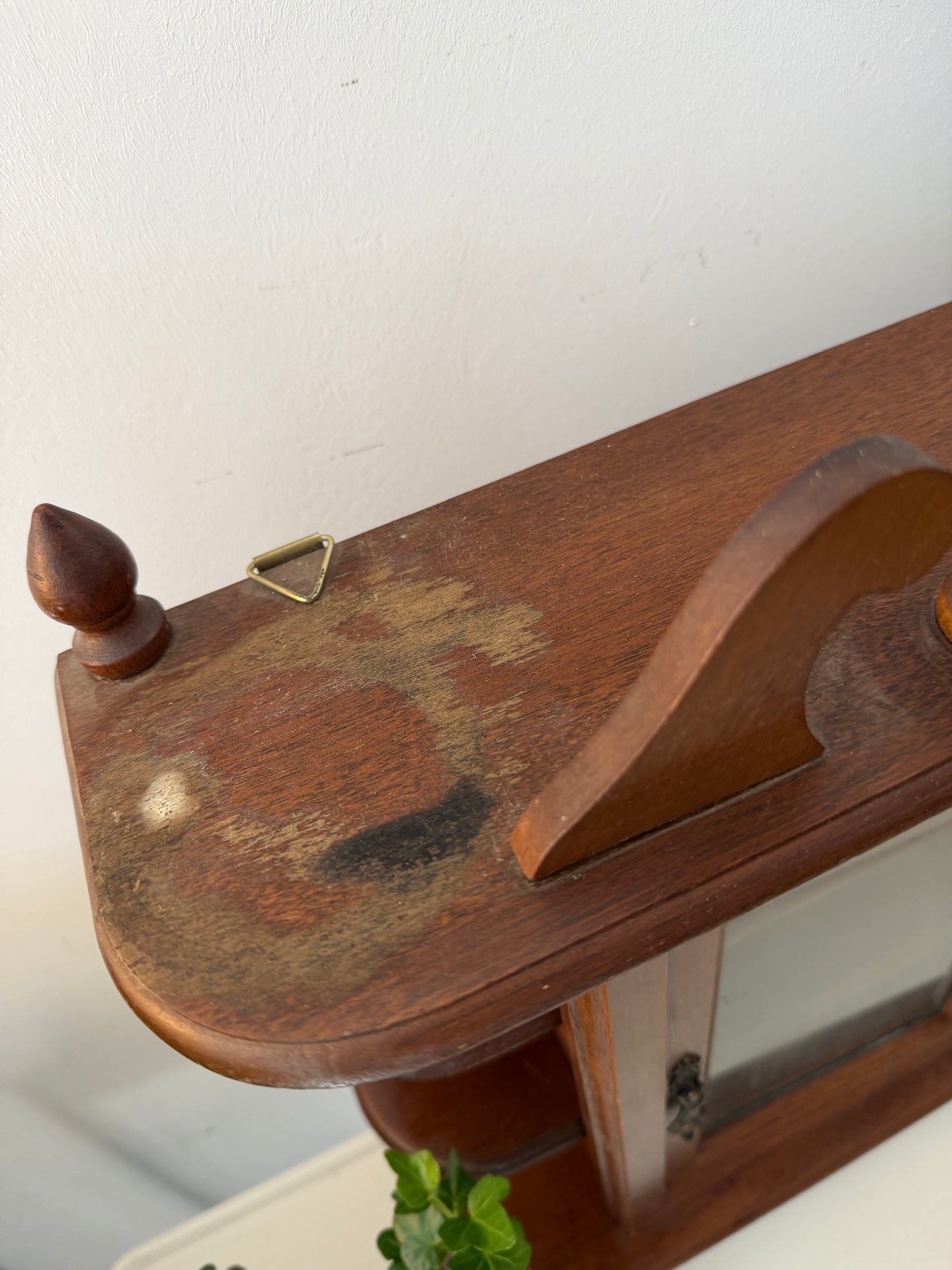 Houten wand vitrine kastje met glas