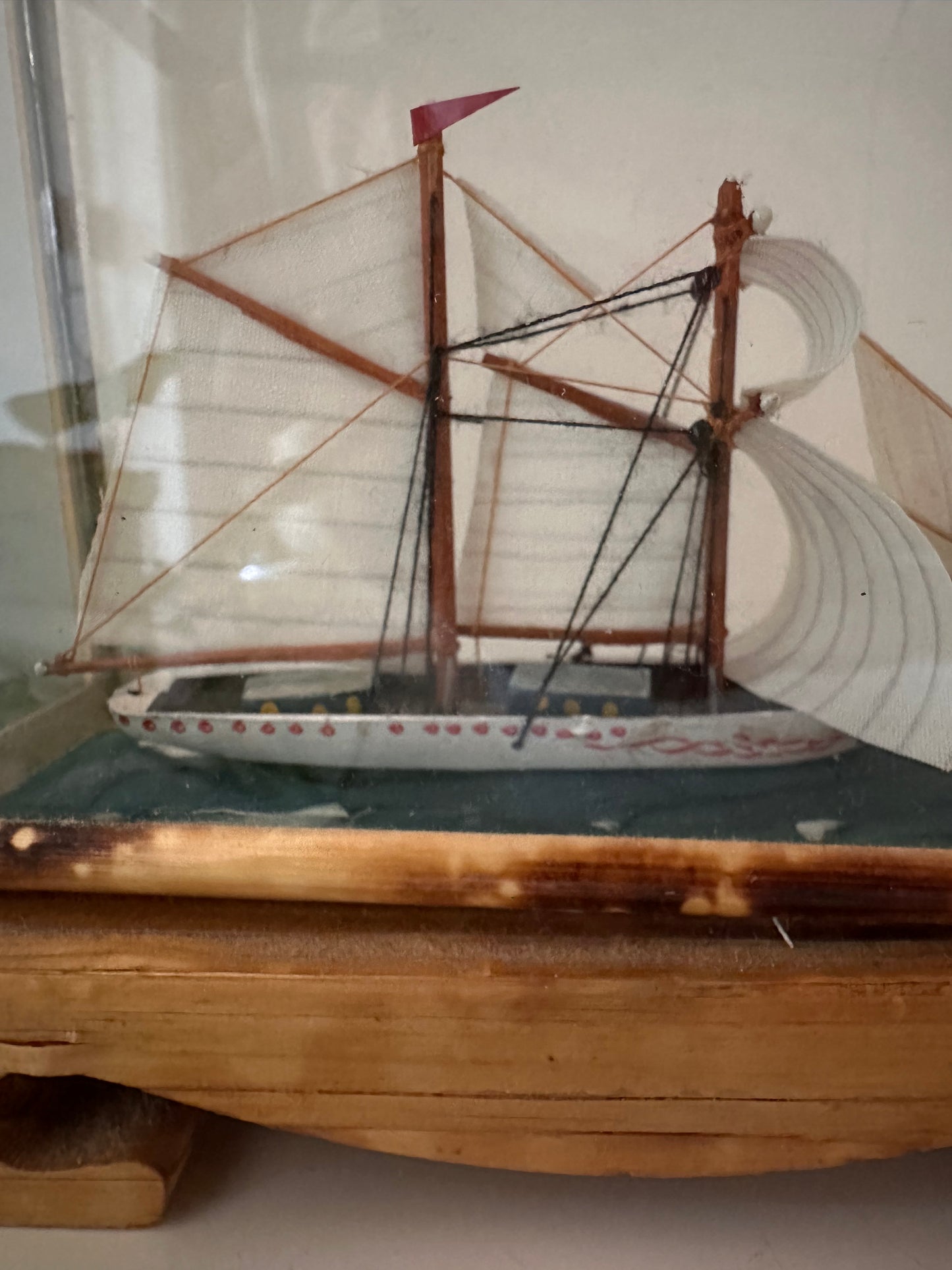 Mini scheepje in vitrine kastje