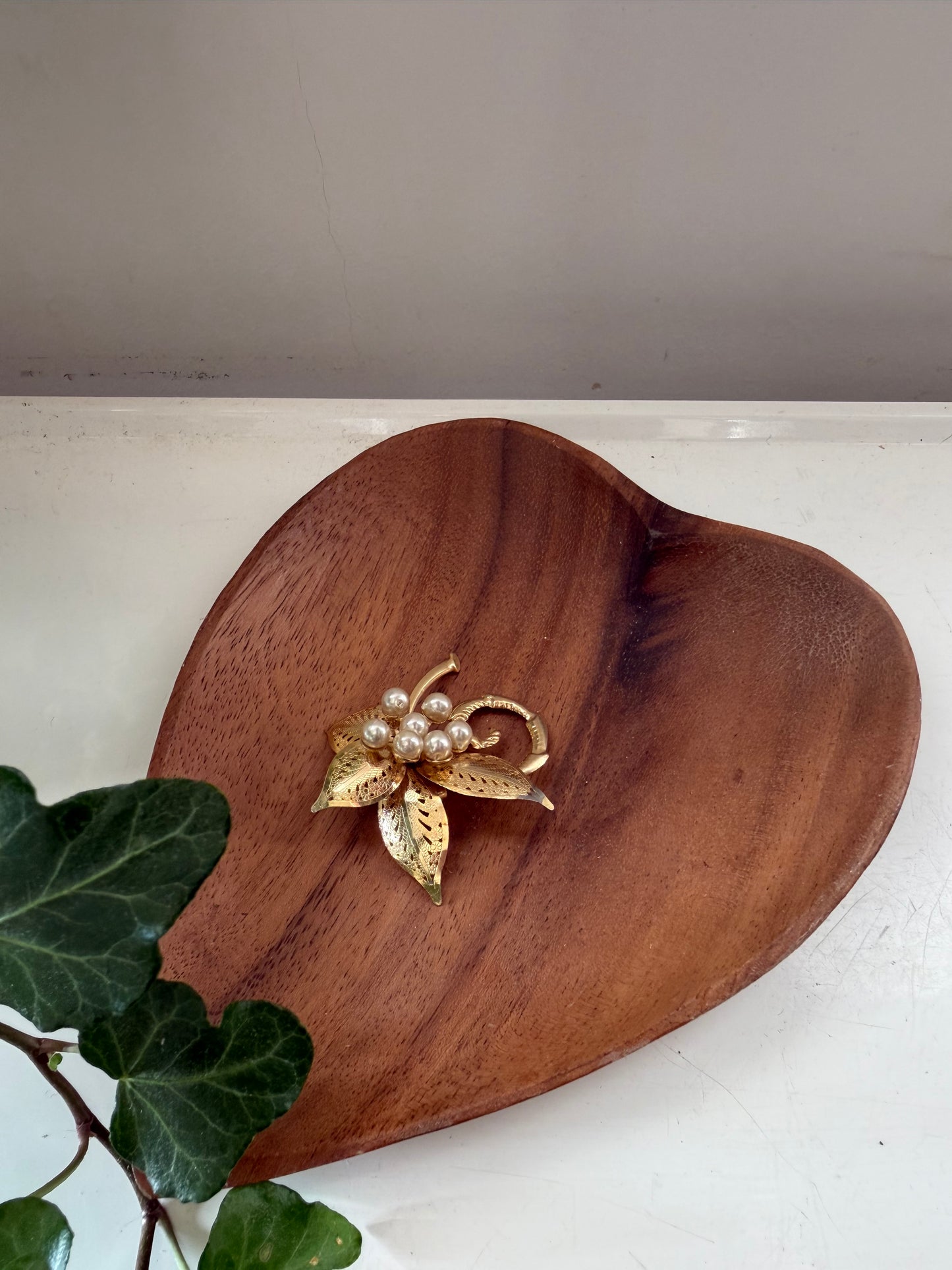 Goudkleurige broche met parels
