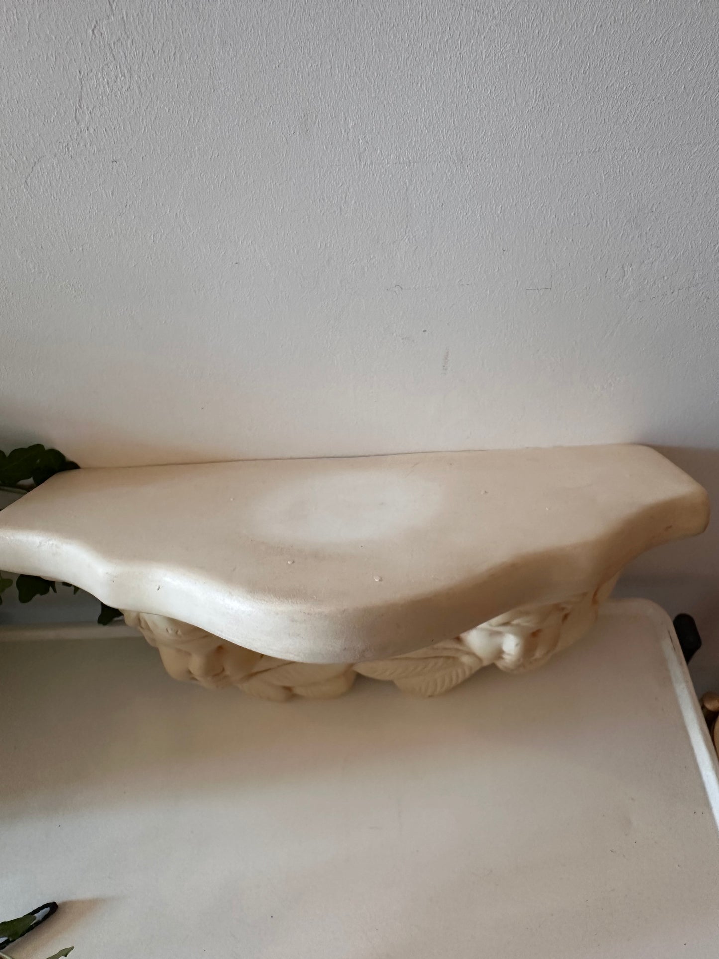 Wandconsole van gips met engelen