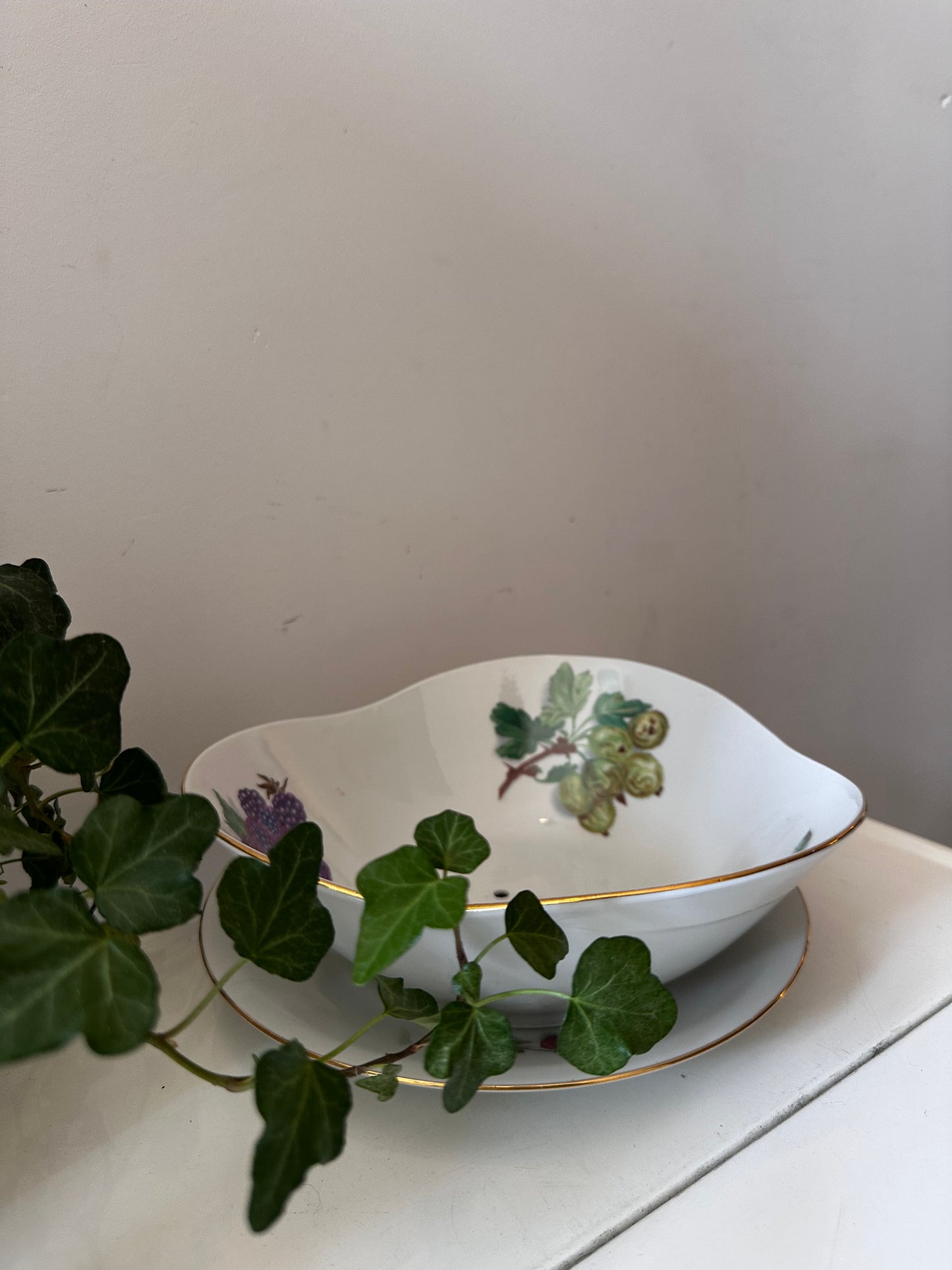 Porseleinen fruitschaal met onderbord