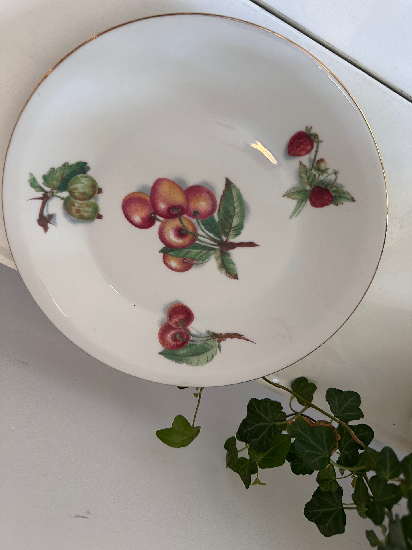 Porseleinen fruitschaal met onderbord