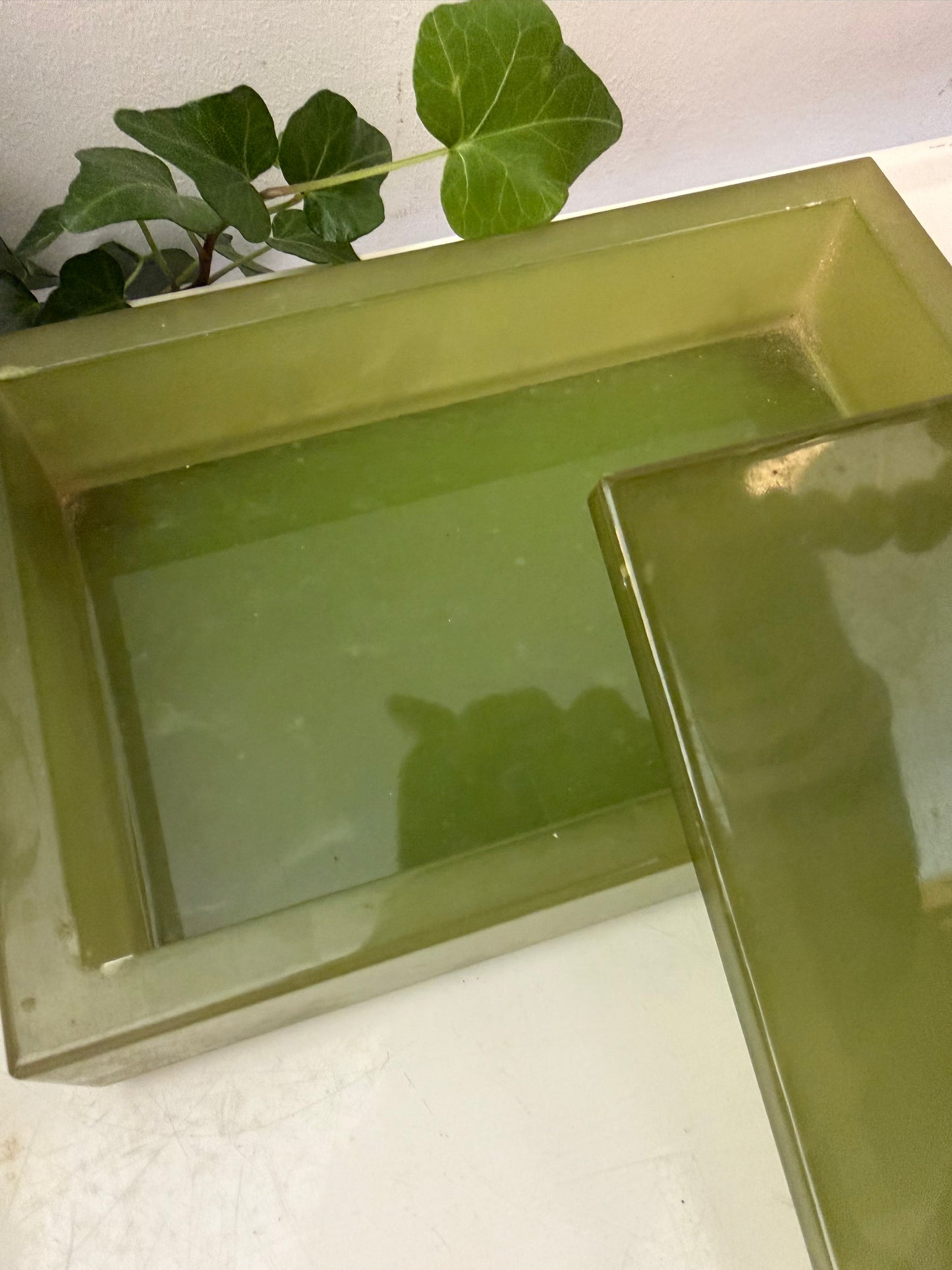 Stenen bewaardoosje met groen gemarmerde tint