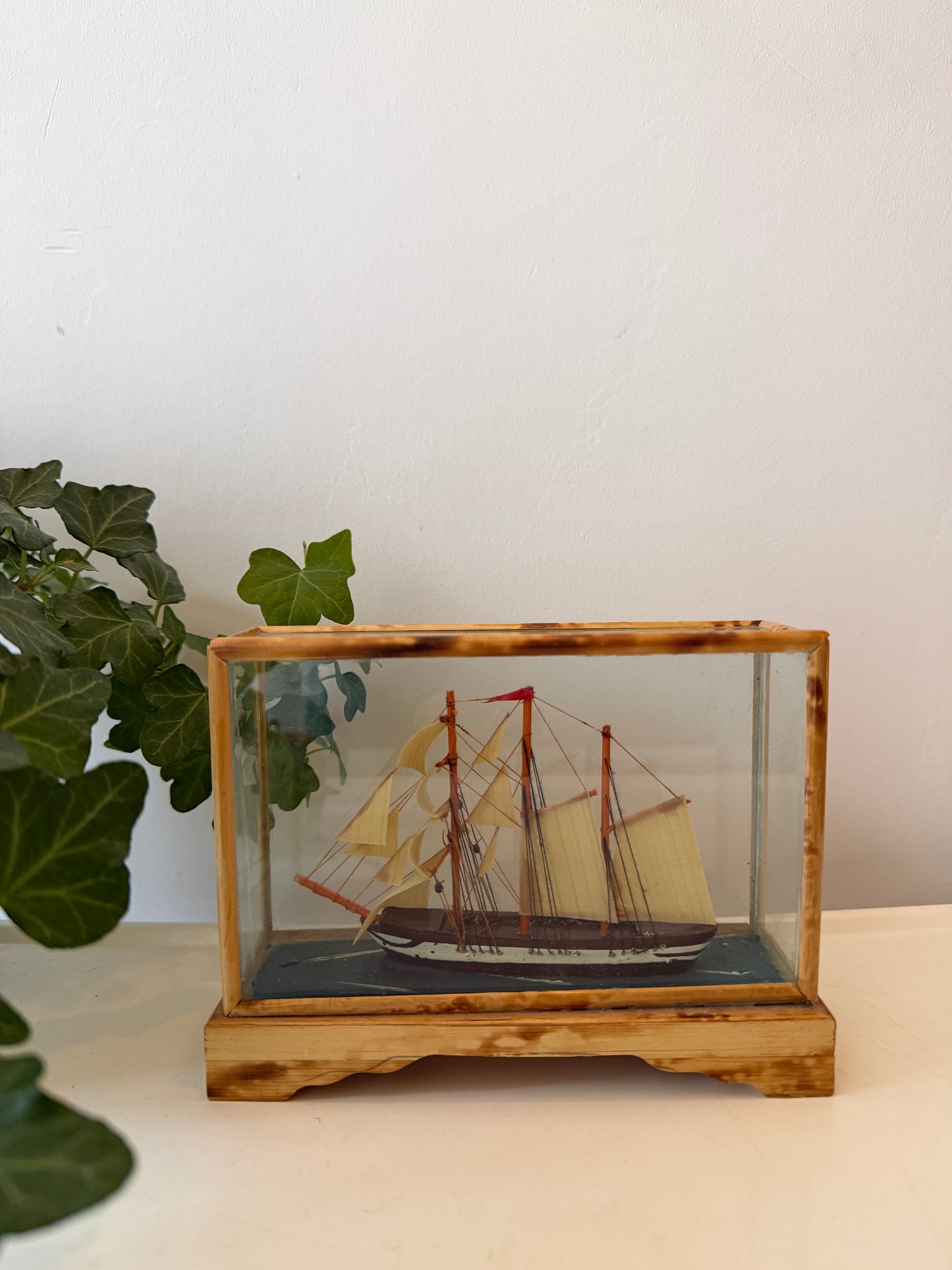 Miniatuur scheepje in vitrine