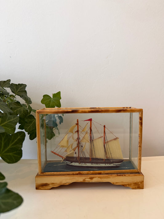 Miniatuur scheepje in vitrine