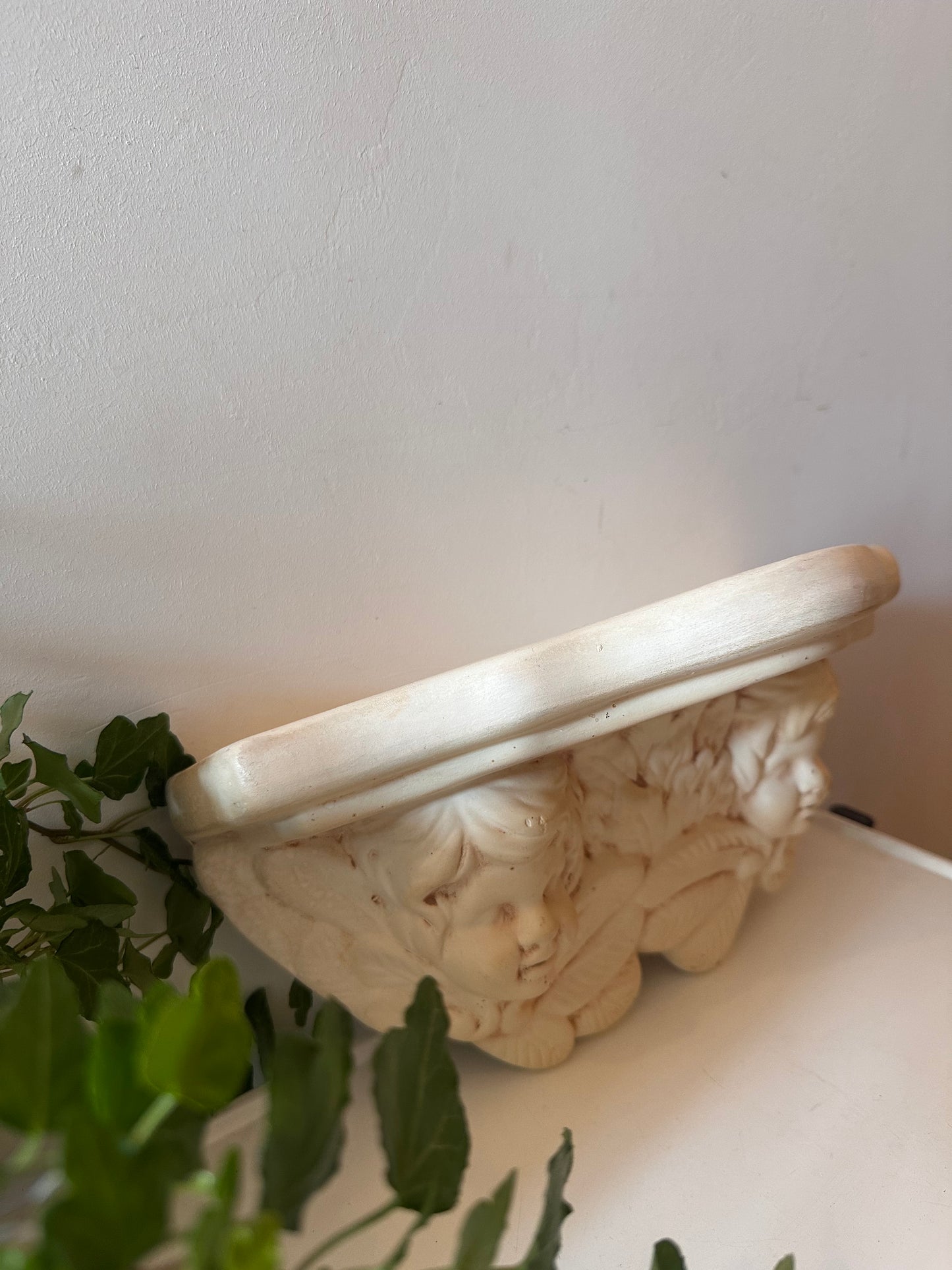 Wandconsole van gips met engelen
