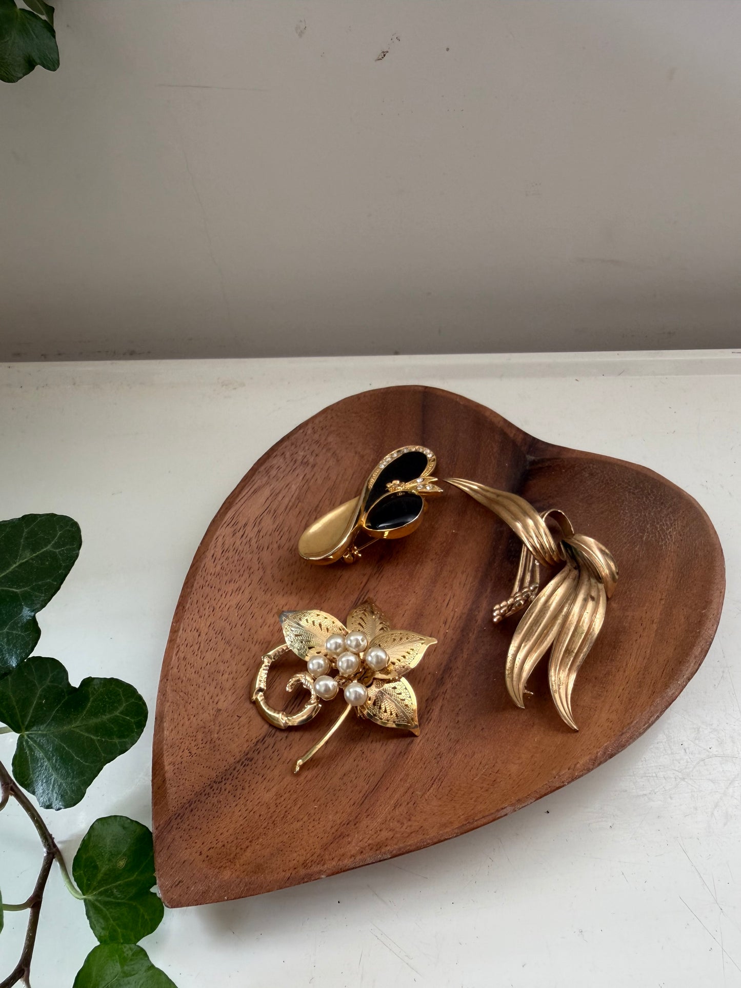 Goudkleurige broche met parels