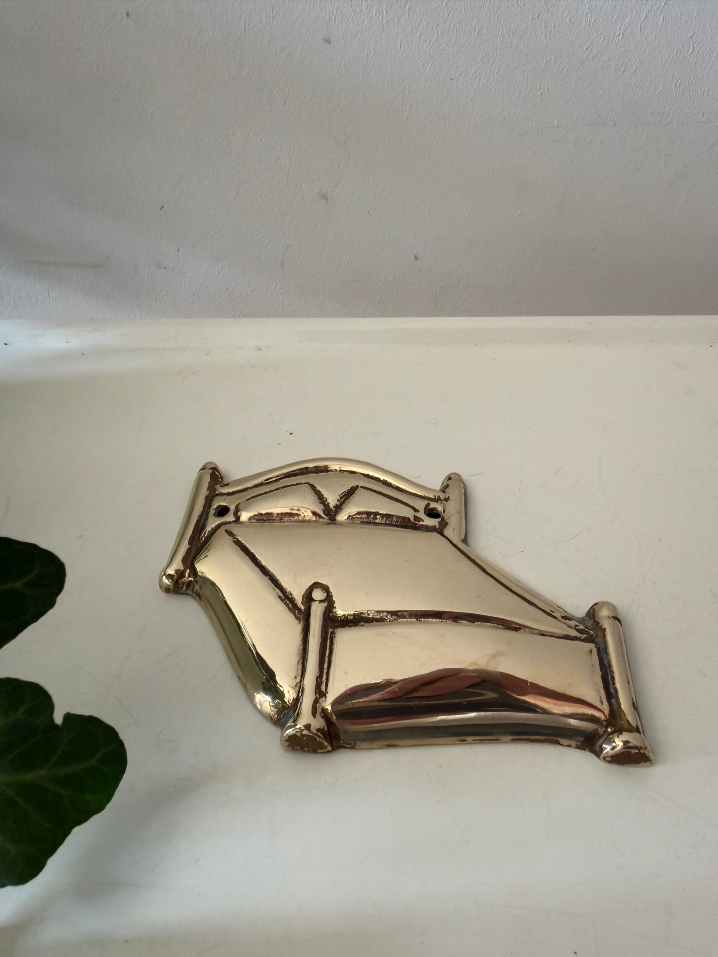 Messing deurornament voor de slaapkamer