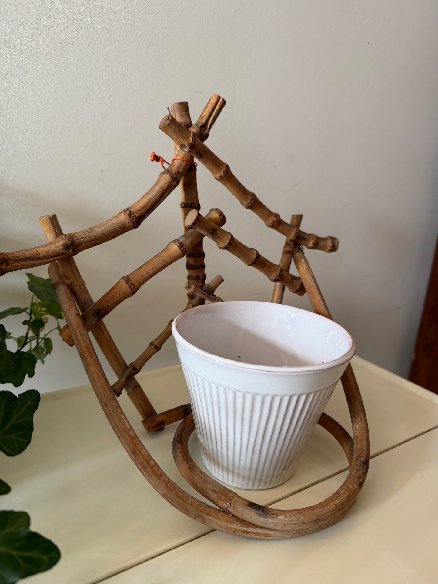 Rotan hanger met erica bloempot