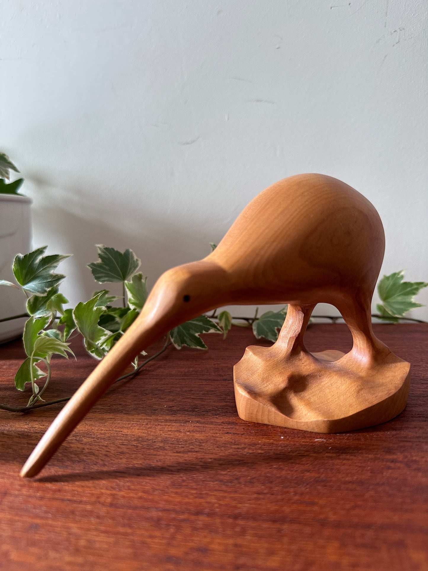 Houten beeldje kiwi vogel