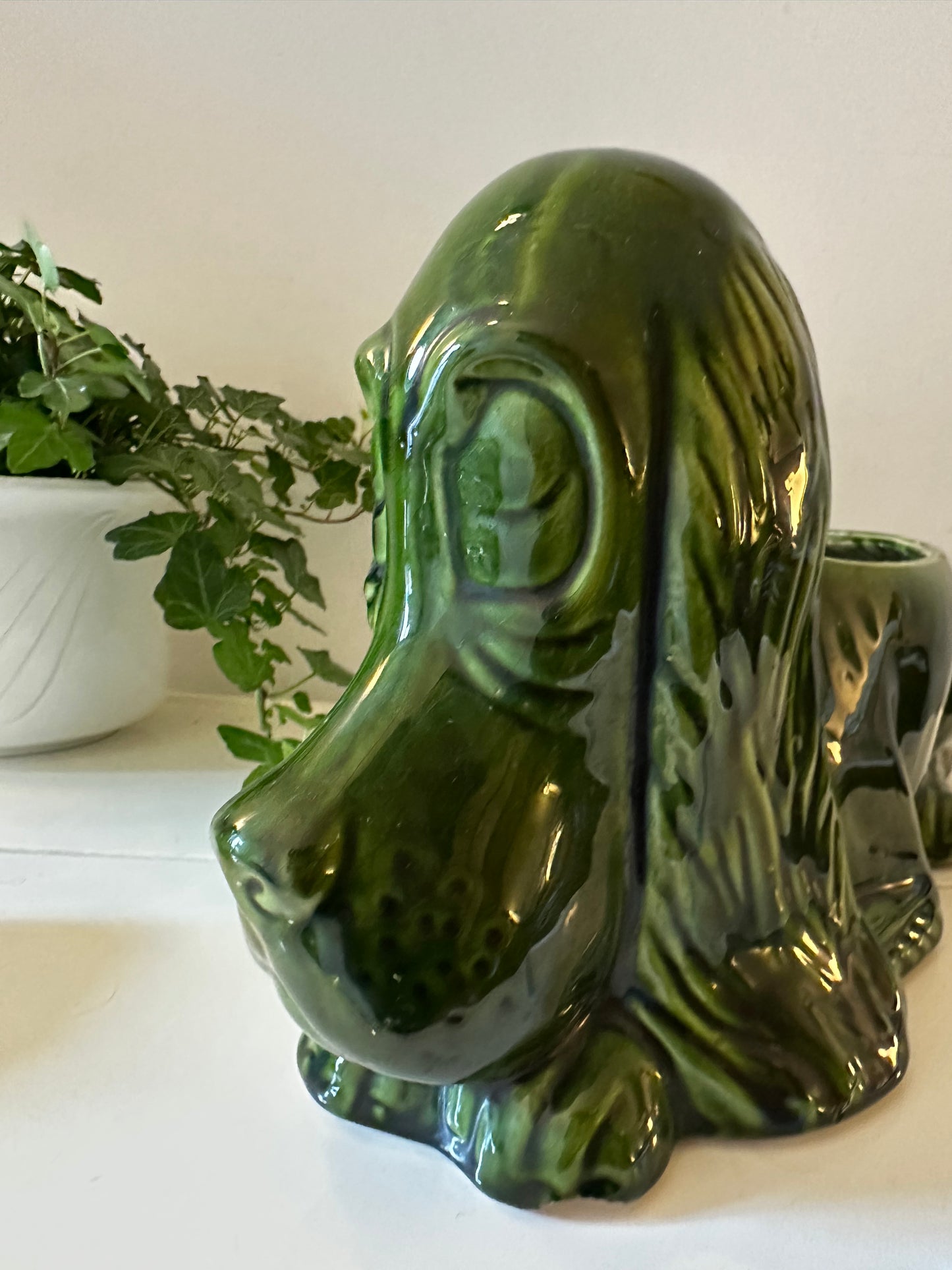 Keramieken bloempot in de vorm van een hond