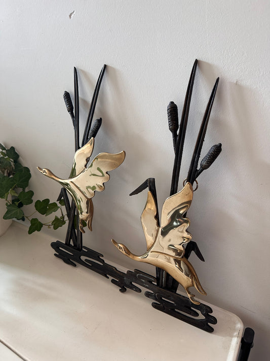 Wanddecoratie messing zwanen in riet