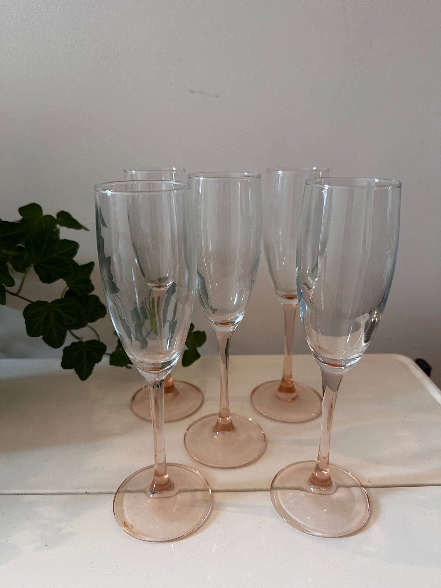 Champagneglazen met pastel oranje voet