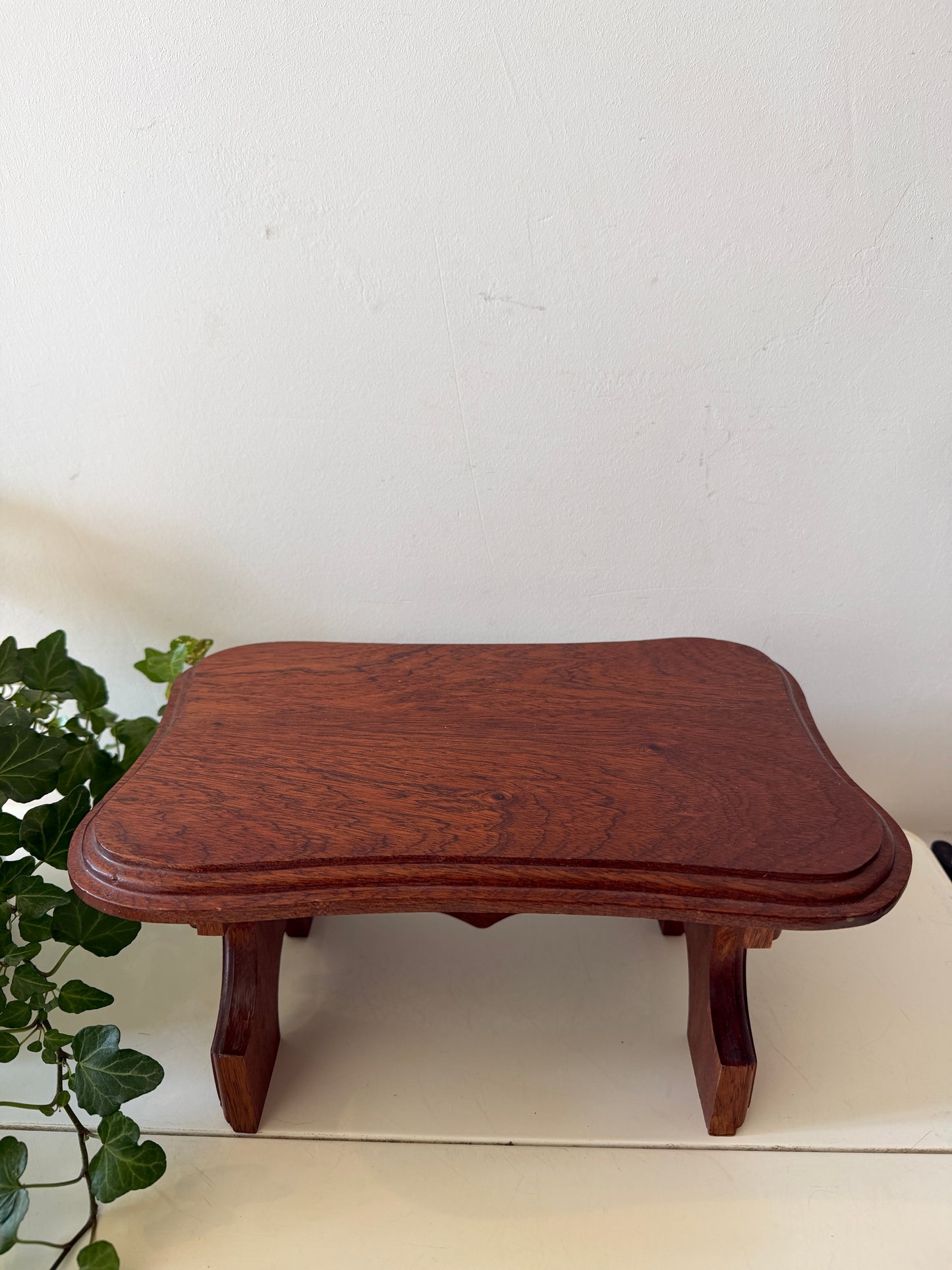 Klein vintage houten plantentafeltje