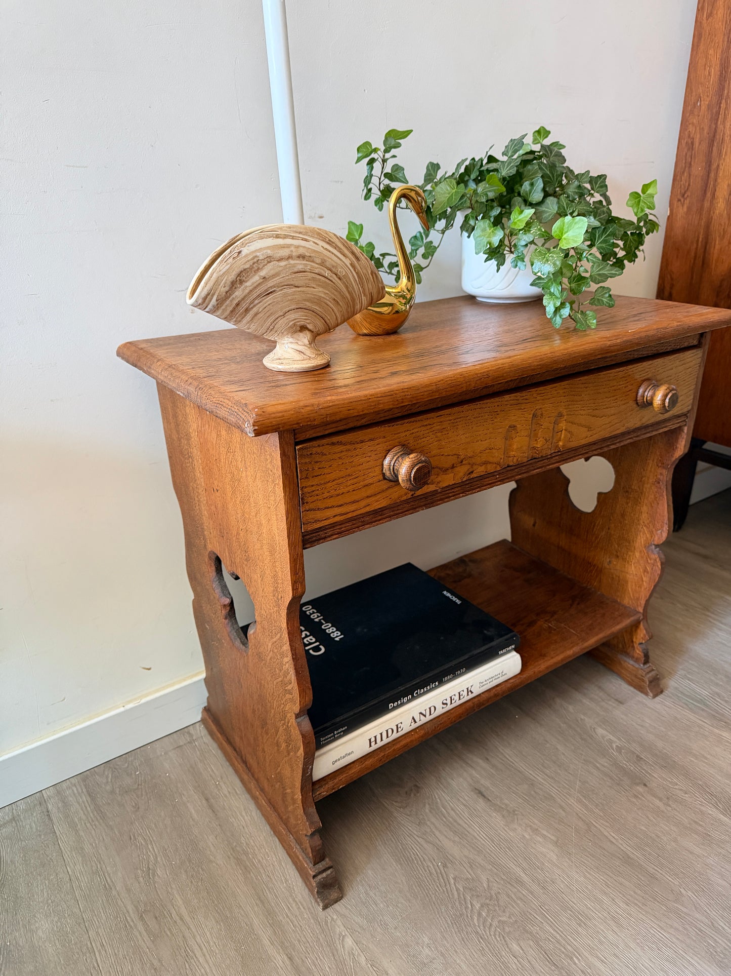 Houten tafeltje met laatje