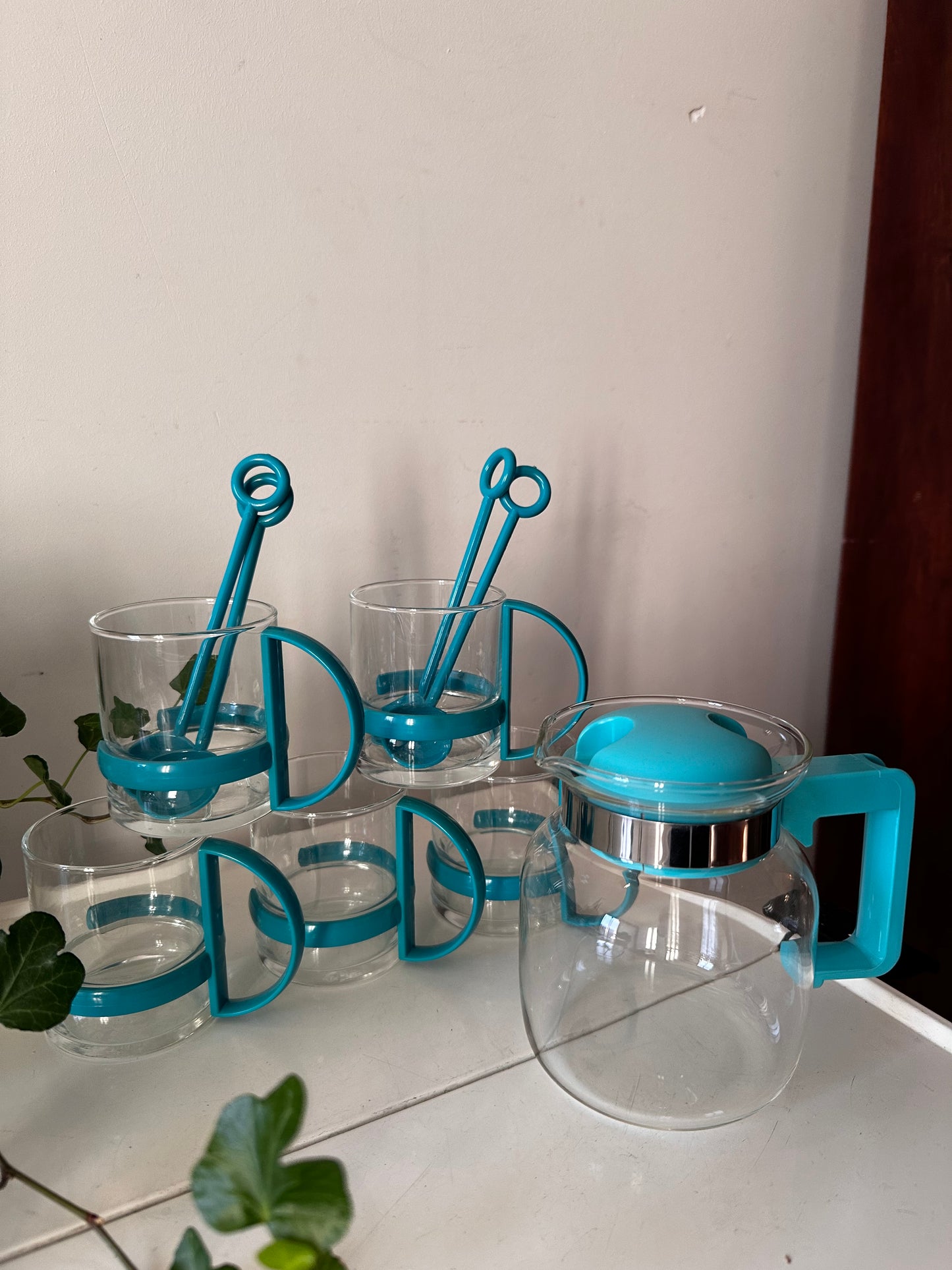 Set van 5 glazen met lepeltjes en theepotje retro