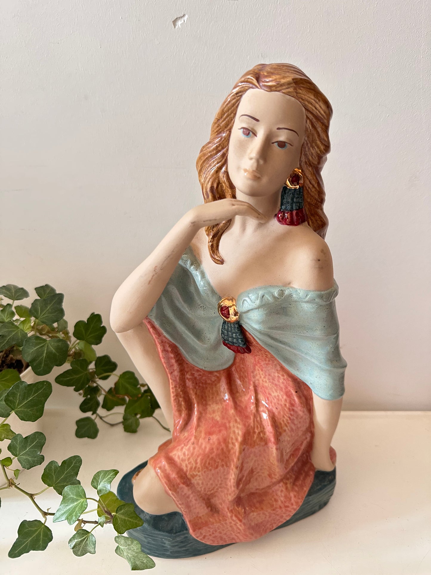 Art Deco beeld van zittende vrouw