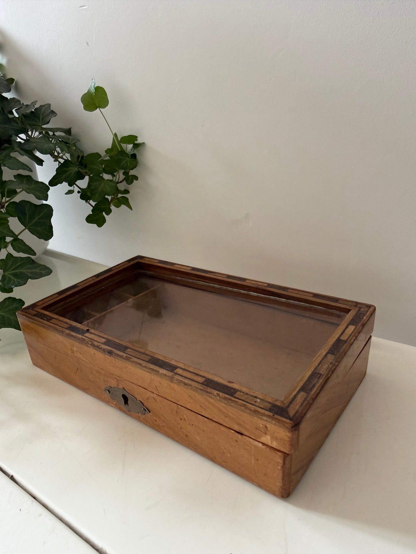 Houten bewaardoosje met glazen ruitje