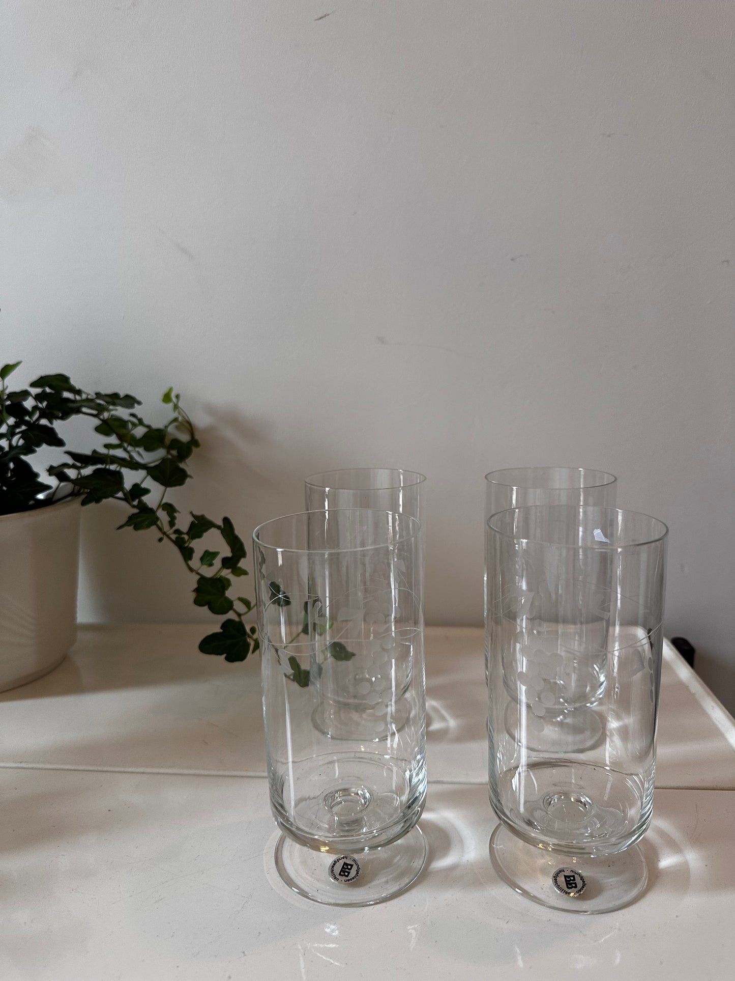 Waterglazen gemerkt BB op voet vintage