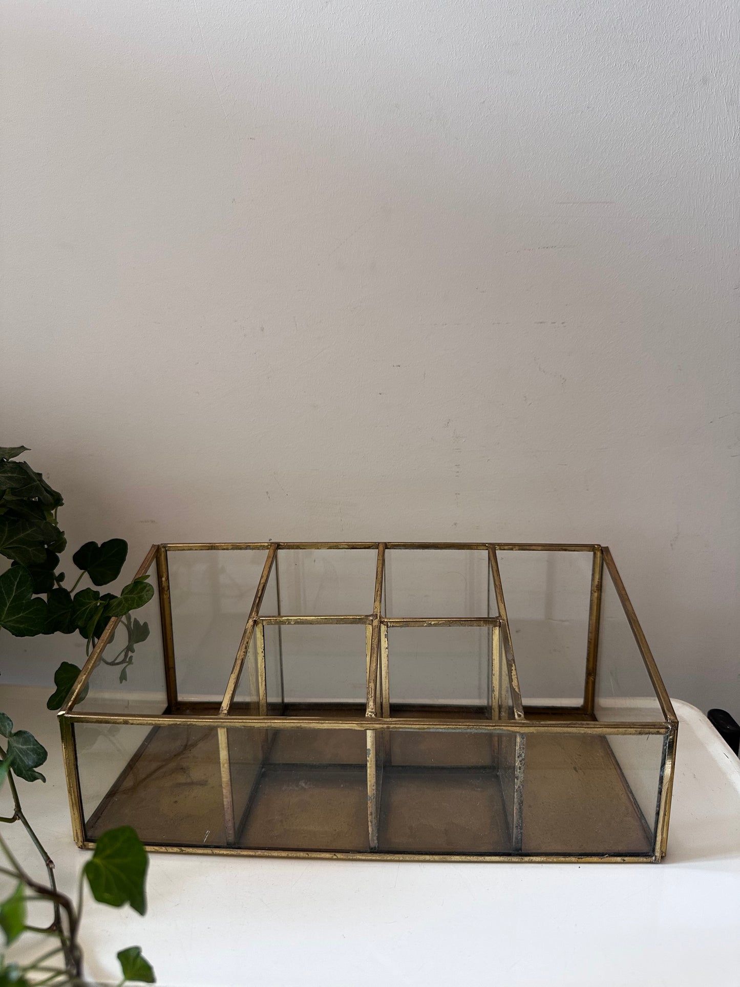 Glazen vakkenhouder met messing rand