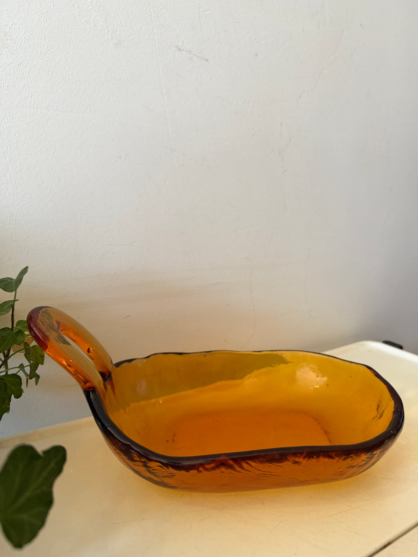 Amberkleurig pers glazen schaaltje