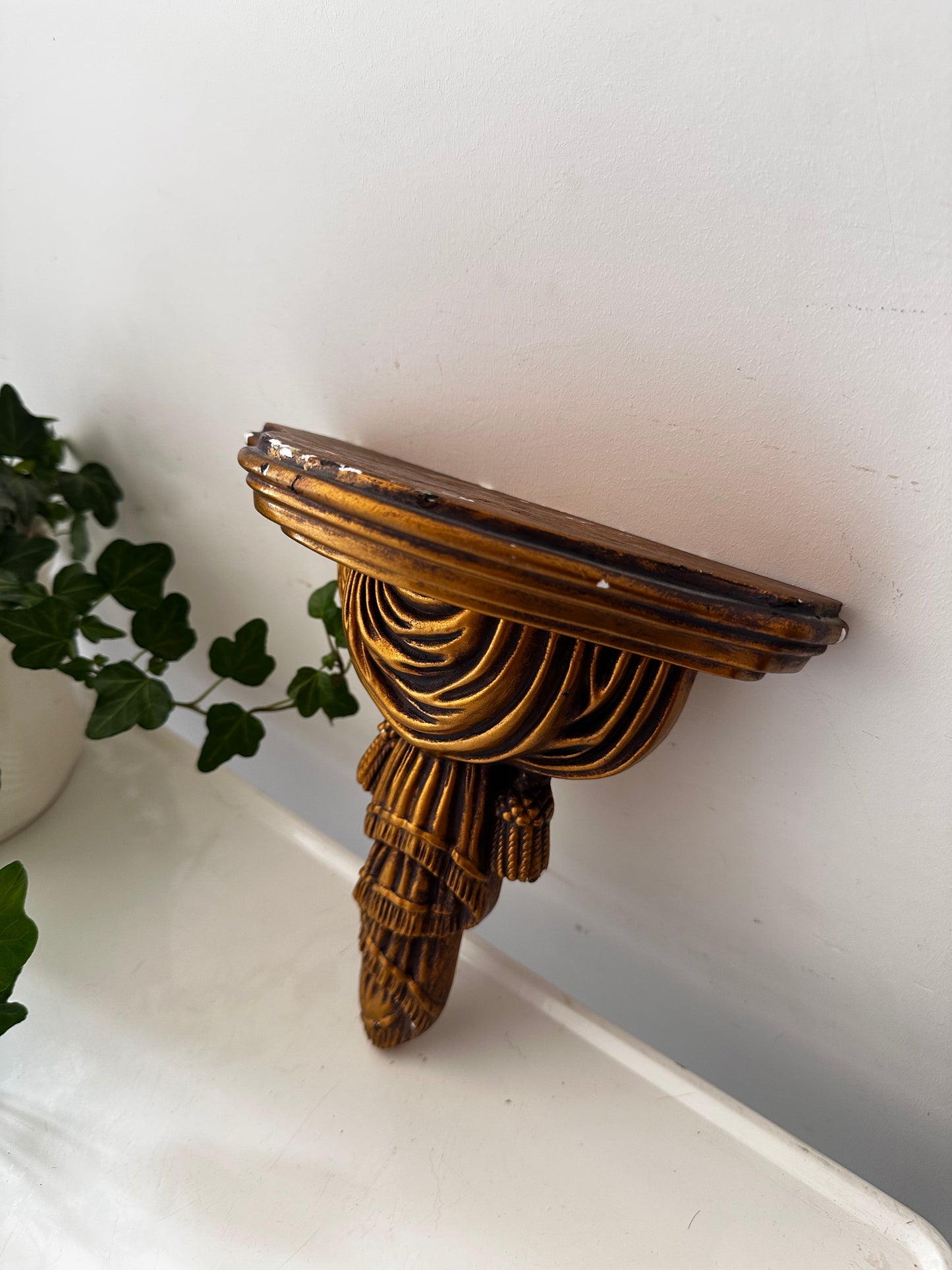 Goudkleurige wandconsole