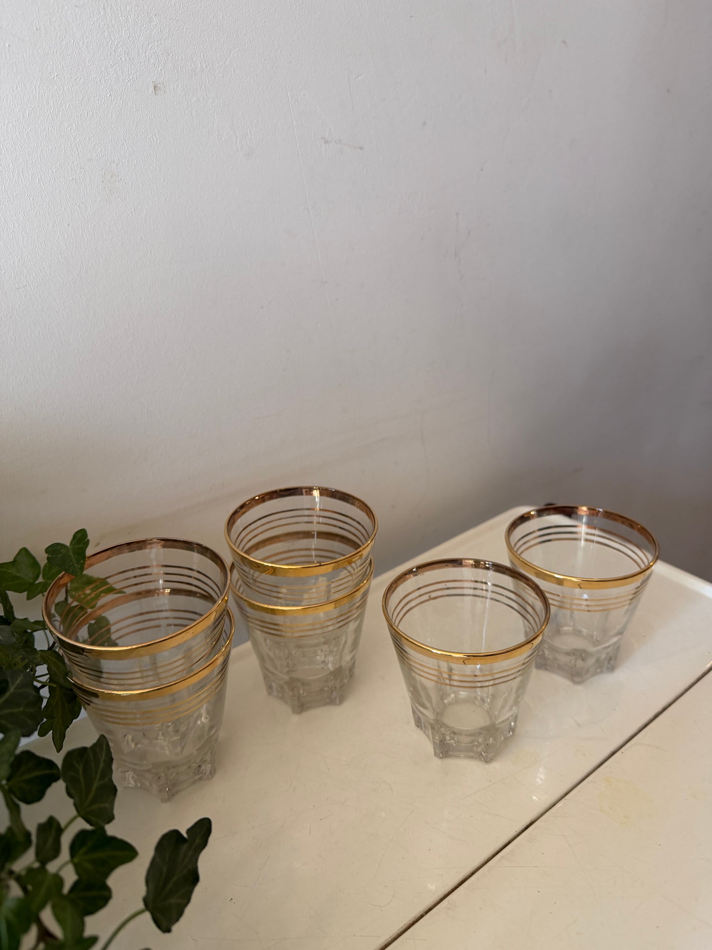 Glazen met een goudkleurige rand