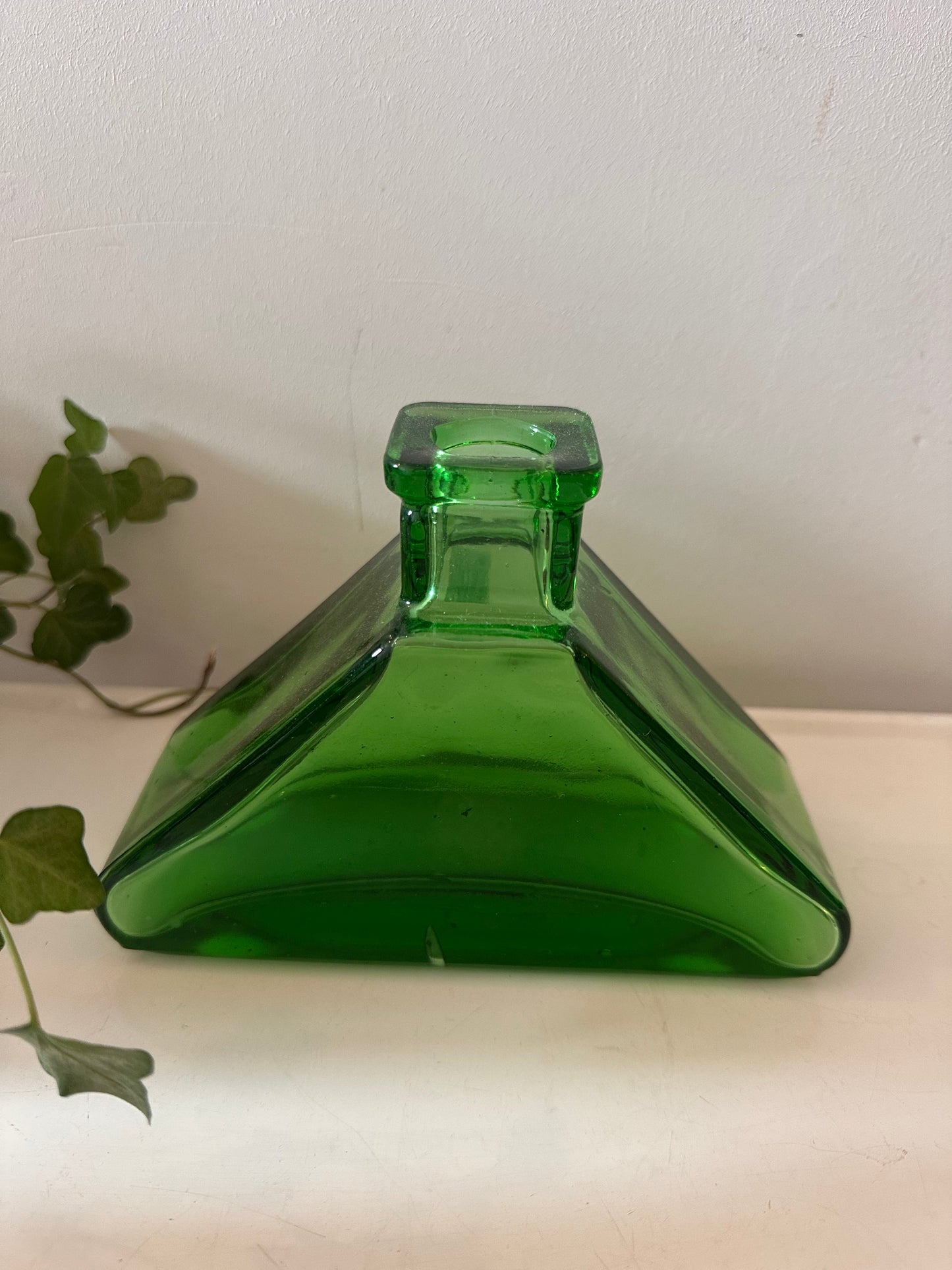 Groene vaasje in driehoek vorm