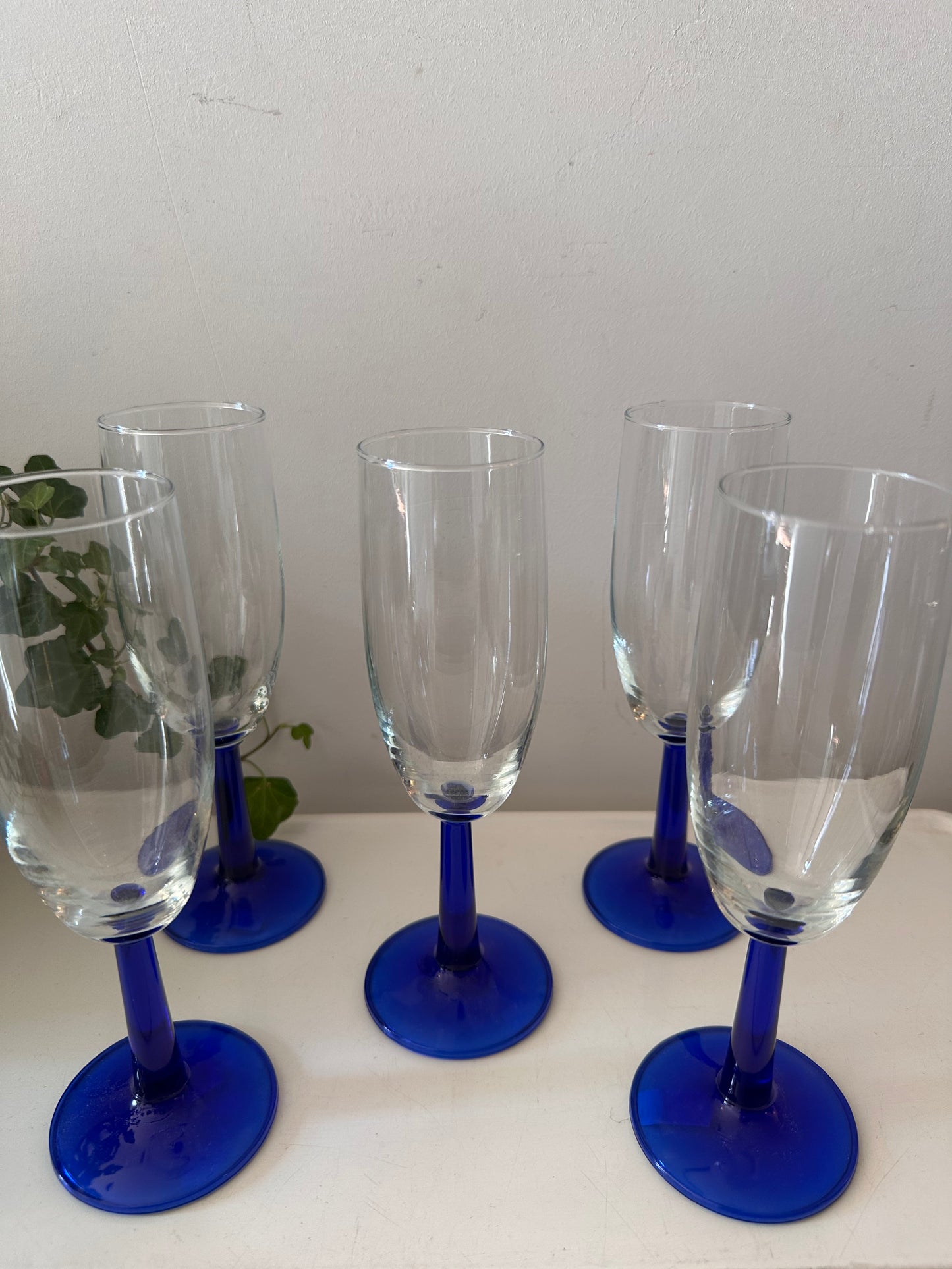 Jaren 80 flutes champagne glazen met blauwe voet