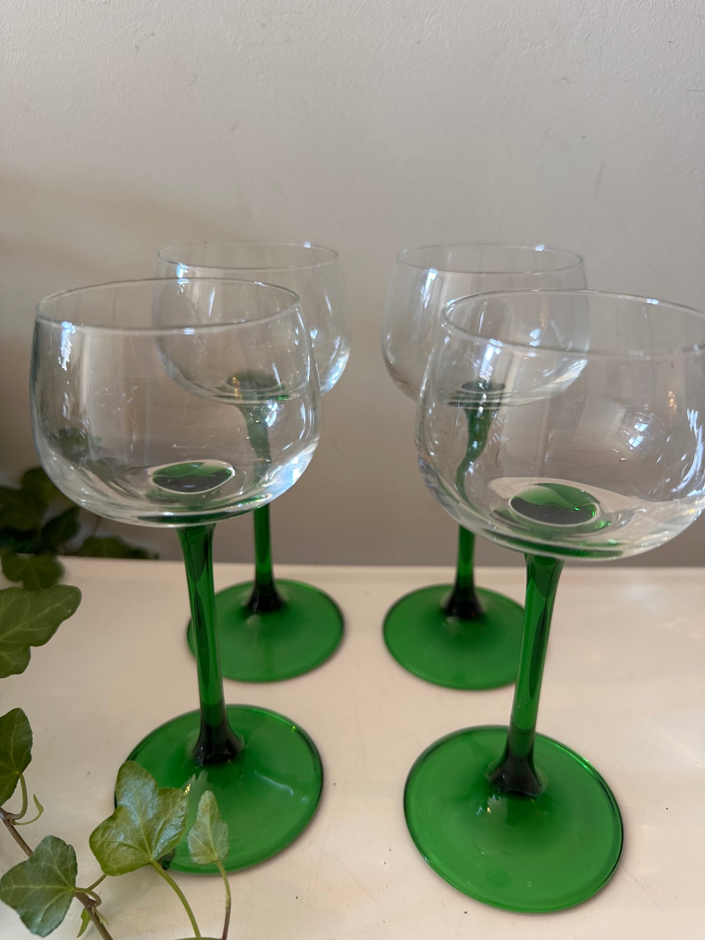 Set van 4 wijnglazen op groene voet